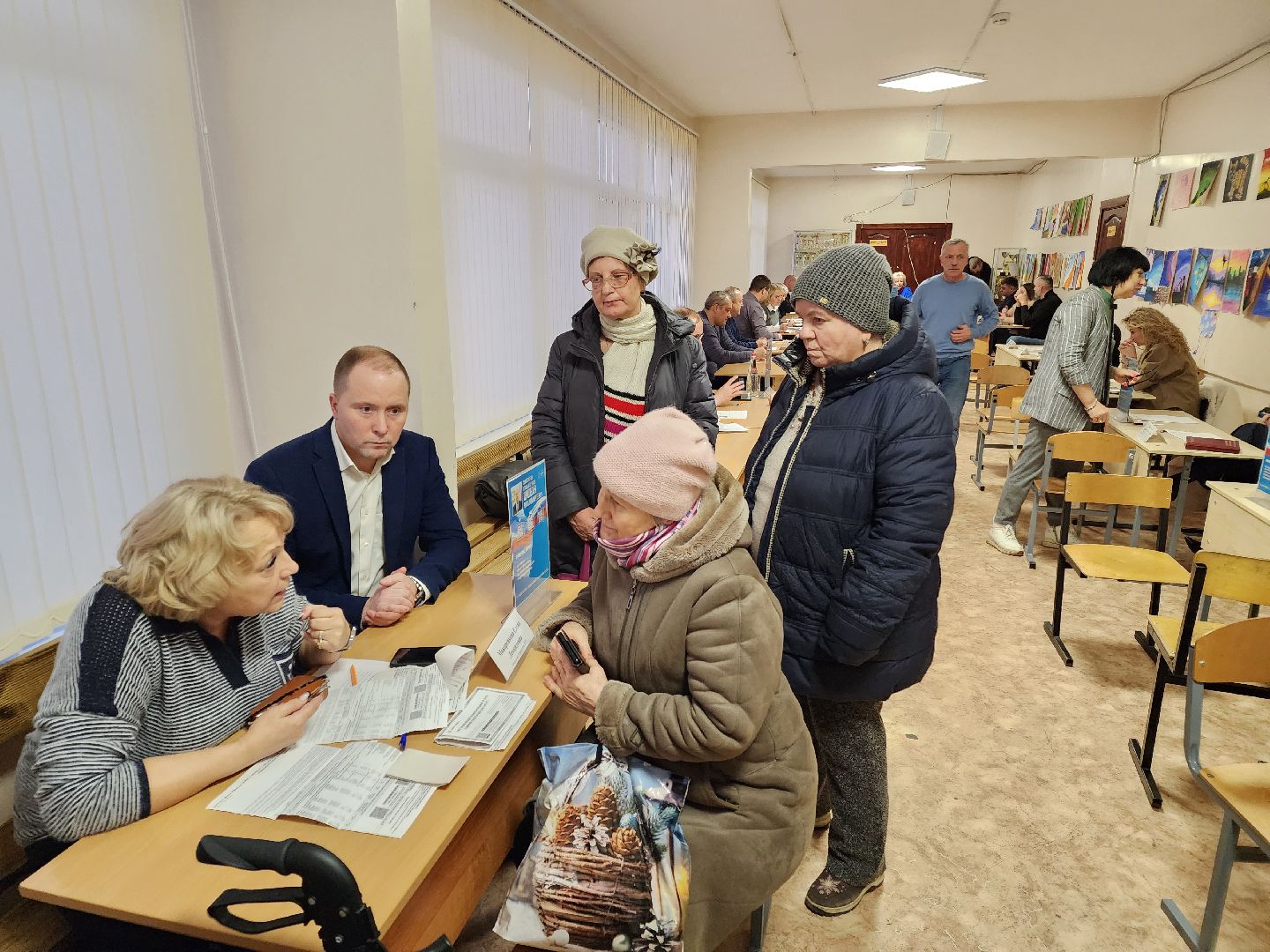 Чехов, микрорайон Венюково, выездная администрация, встреча с жителями, обращения граждан, улица Чехова, входная группа, ступеньки, входная дверь, тамбур, потолок и стены, текущий ремонт, обновление, управляющая компания, содержание дома,