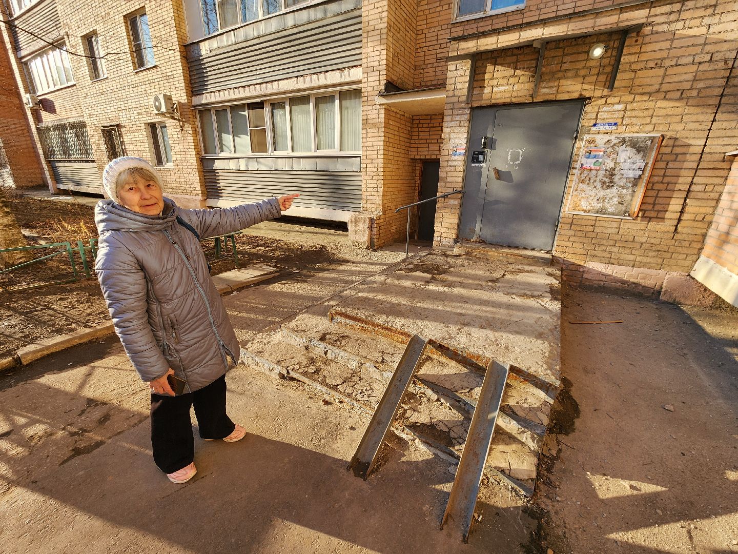 Чехов, микрорайон Венюково, выездная администрация, встреча с жителями, обращения граждан, улица Чехова, входная группа, ступеньки, входная дверь, тамбур, потолок и стены, текущий ремонт, обновление, управляющая компания, содержание дома,