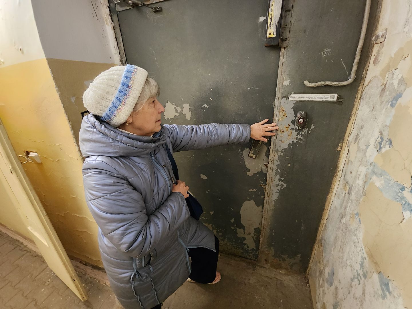 Чехов, микрорайон Венюково, выездная администрация, встреча с жителями, обращения граждан, улица Чехова, входная группа, ступеньки, входная дверь, тамбур, потолок и стены, текущий ремонт, обновление, управляющая компания, содержание дома,