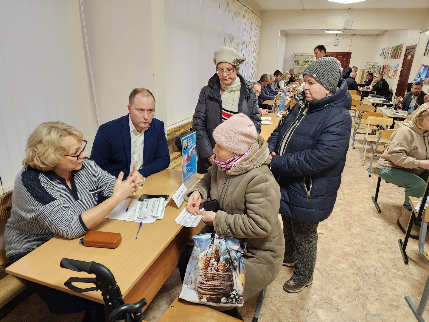 Чехов, микрорайон Венюково, выездная администрация, встреча с жителями, обращения граждан, улица Чехова, входная группа, ступеньки, входная дверь, тамбур, потолок и стены, текущий ремонт, обновление, управляющая компания, содержание дома,