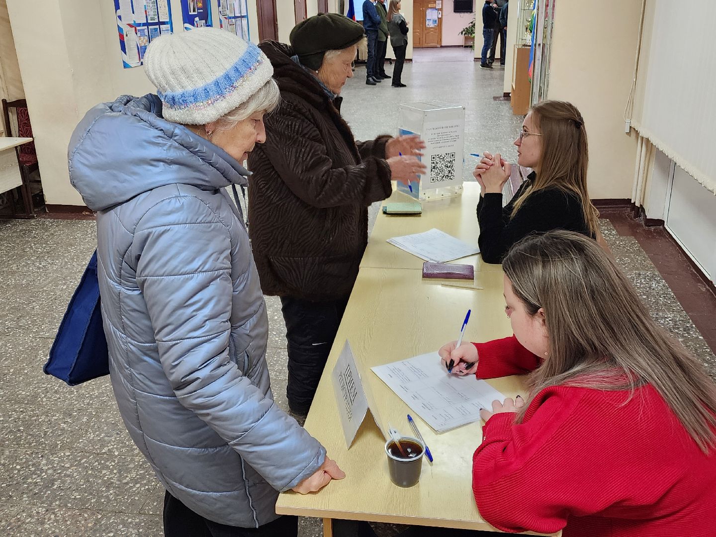 Чехов, микрорайон Венюково, выездная администрация, встреча с жителями, обращения граждан, улица Чехова, входная группа, ступеньки, входная дверь, тамбур, потолок и стены, текущий ремонт, обновление, управляющая компания, содержание дома,