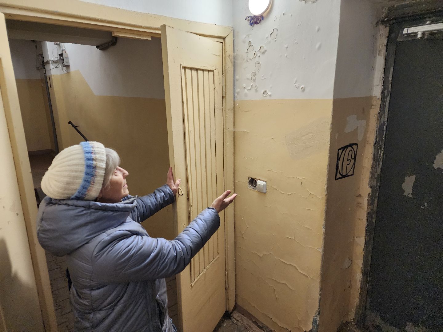 Чехов, микрорайон Венюково, выездная администрация, встреча с жителями, обращения граждан, улица Чехова, входная группа, ступеньки, входная дверь, тамбур, потолок и стены, текущий ремонт, обновление, управляющая компания, содержание дома,