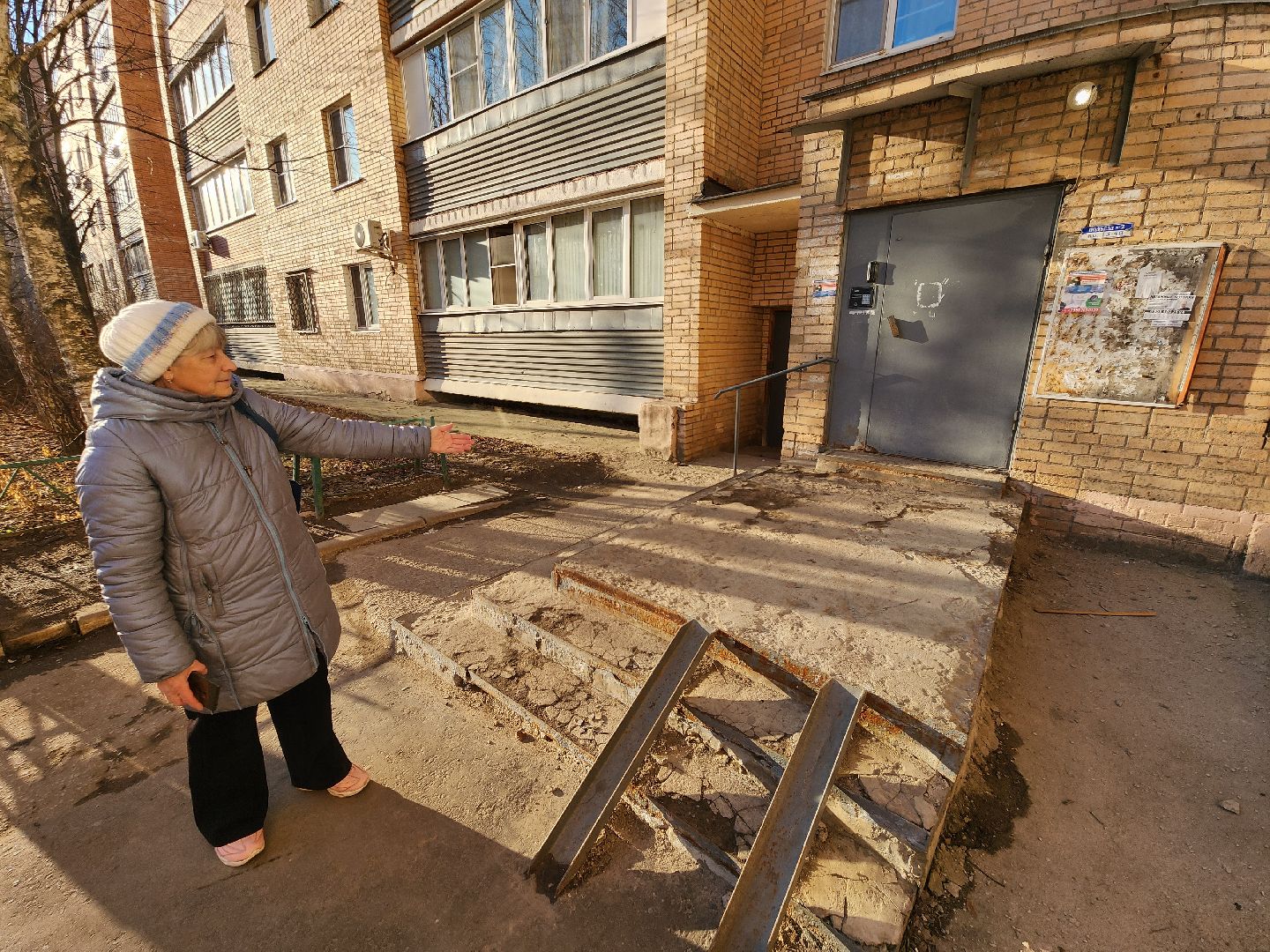 Чехов, микрорайон Венюково, выездная администрация, встреча с жителями, обращения граждан, улица Чехова, входная группа, ступеньки, входная дверь, тамбур, потолок и стены, текущий ремонт, обновление, управляющая компания, содержание дома,