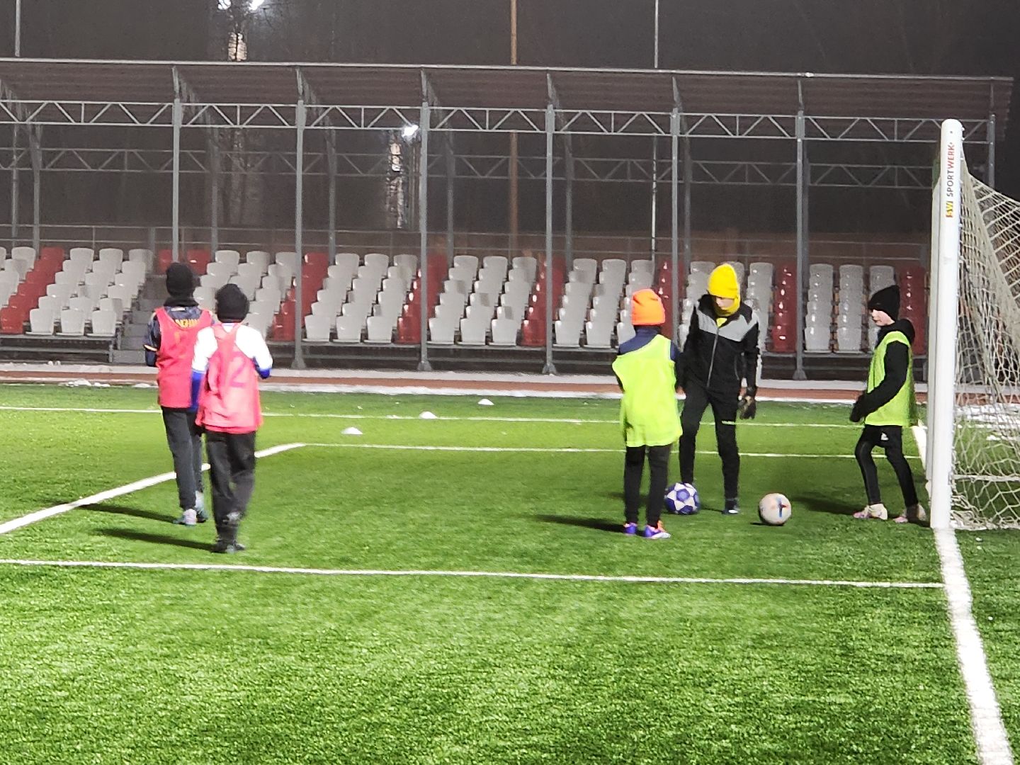 Чехов, стадион Гидросталь, спортивная школа Витязь, футболисты, тренировки, занятия, реконструкция стадиона, обновление стадиона, губернатор московской области, программа Спорт Подмосковья,