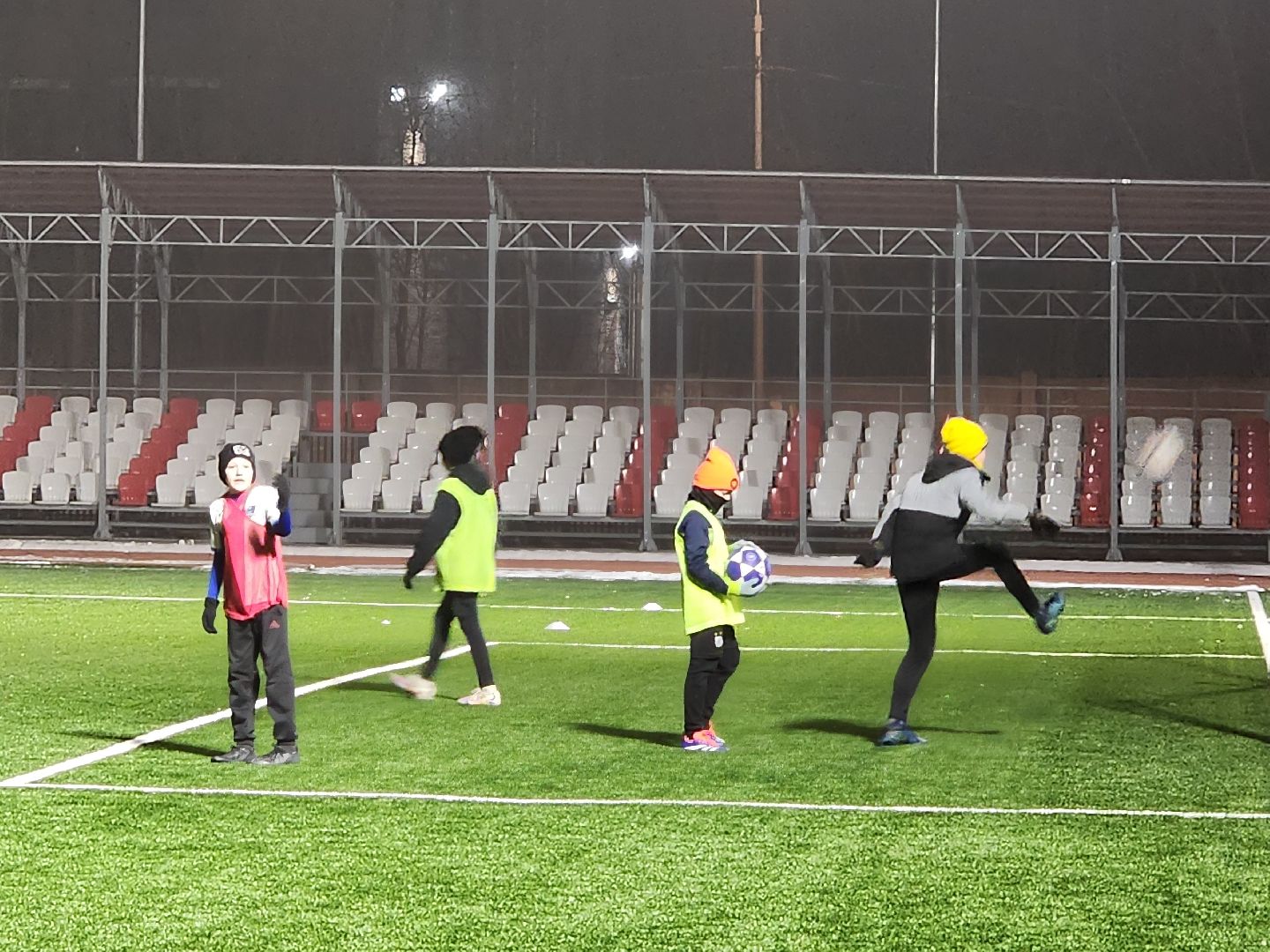 Чехов, стадион Гидросталь, спортивная школа Витязь, футболисты, тренировки, занятия, реконструкция стадиона, обновление стадиона, губернатор московской области, программа Спорт Подмосковья,