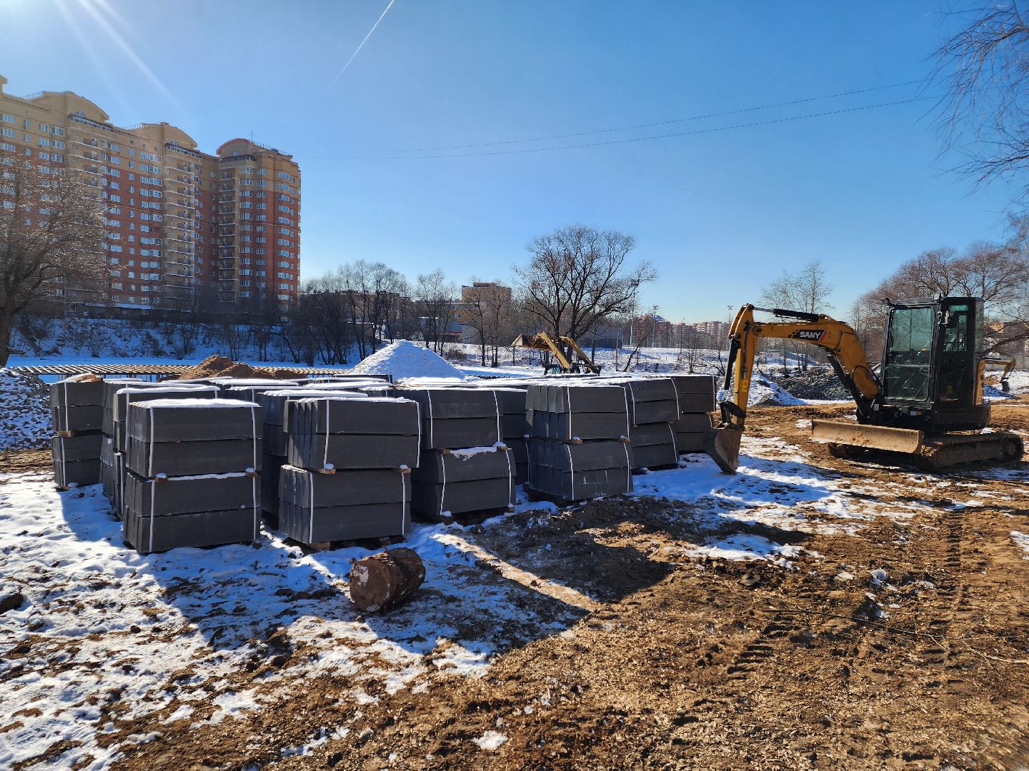 Чехов, улица Береговая, набережная реки Теребенка, благоустройство, обновление, реконструкция, завоз сыпучих материалов, самосвалы, спецтехника, пешеходные дорожки, основания для дорожек и тропинок, песок, щебень, бордюры, госпрограмма московской области, формирование комфортной городской среды, вертикалки,