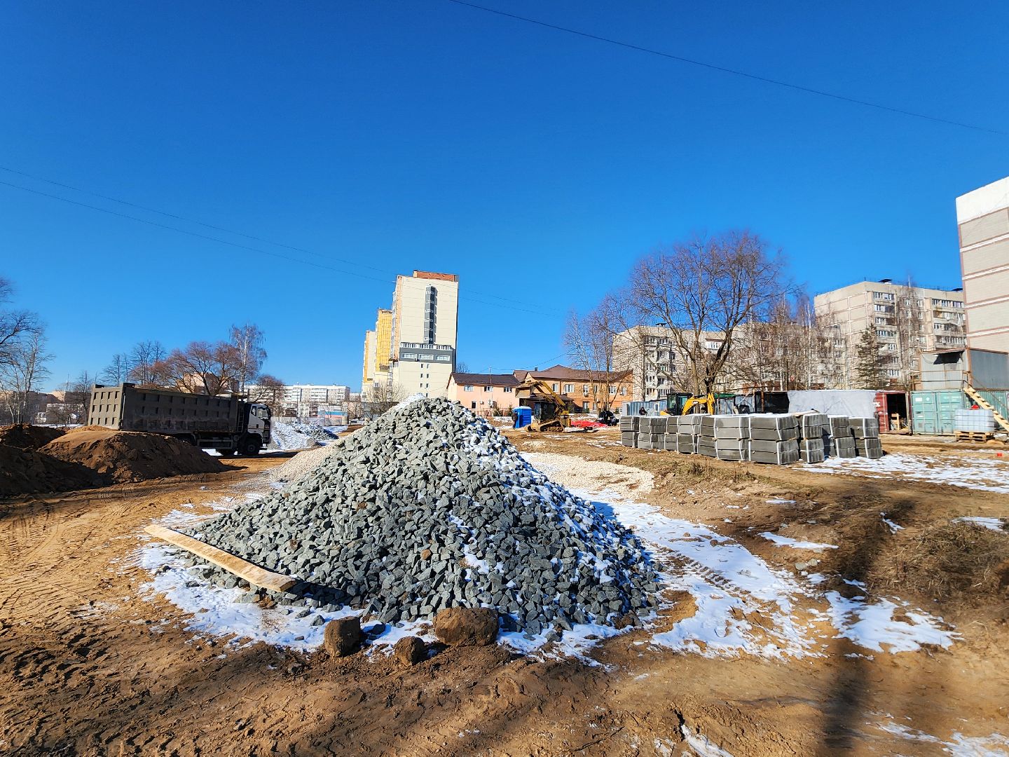Чехов, улица Береговая, набережная реки Теребенка, благоустройство, обновление, реконструкция, завоз сыпучих материалов, самосвалы, спецтехника, пешеходные дорожки, основания для дорожек и тропинок, песок, щебень, бордюры, госпрограмма московской области, формирование комфортной городской среды, вертикалки,