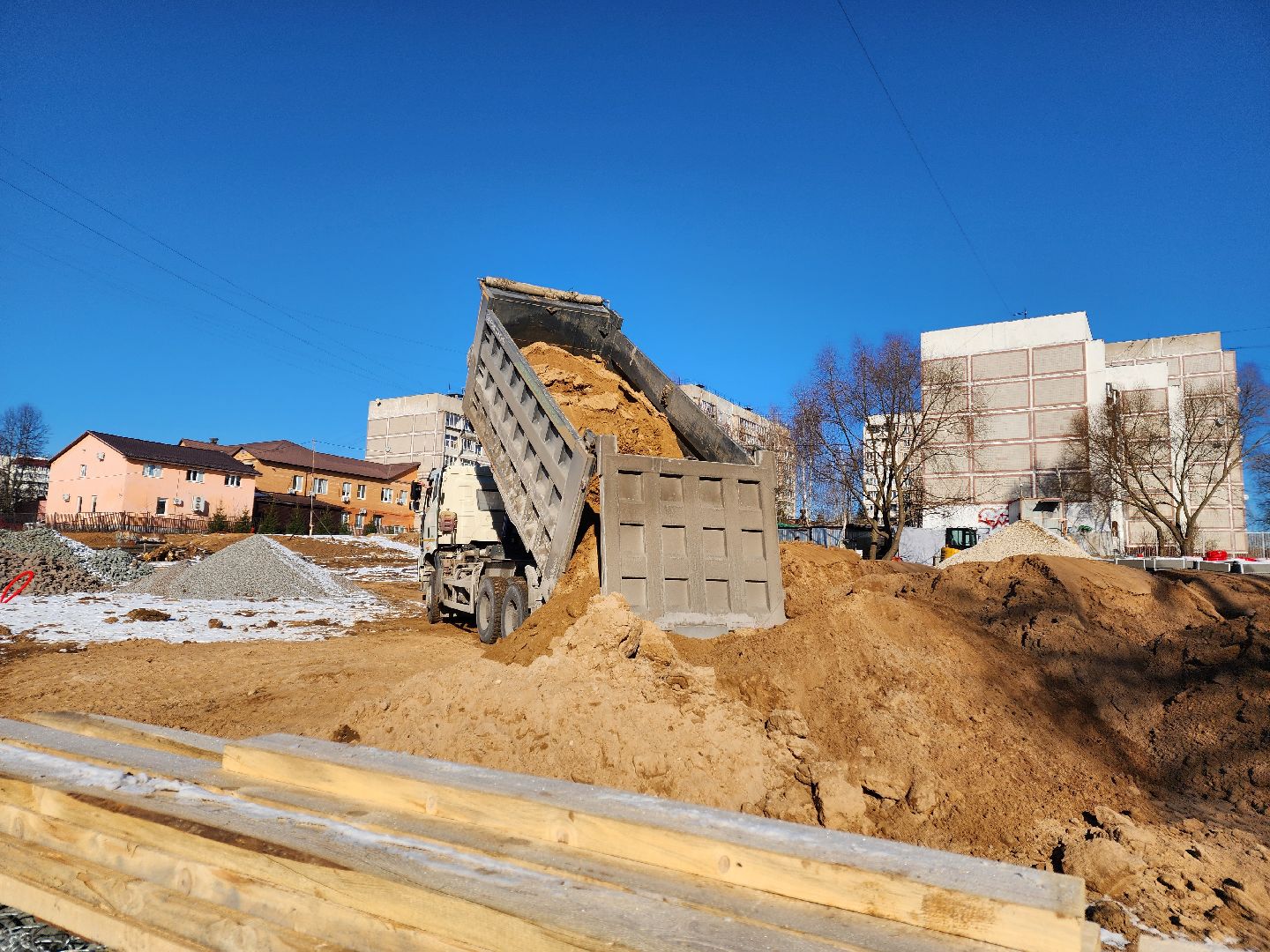 Чехов, улица Береговая, набережная реки Теребенка, благоустройство, обновление, реконструкция, завоз сыпучих материалов, самосвалы, спецтехника, пешеходные дорожки, основания для дорожек и тропинок, песок, щебень, бордюры, госпрограмма московской области, формирование комфортной городской среды, вертикалки,