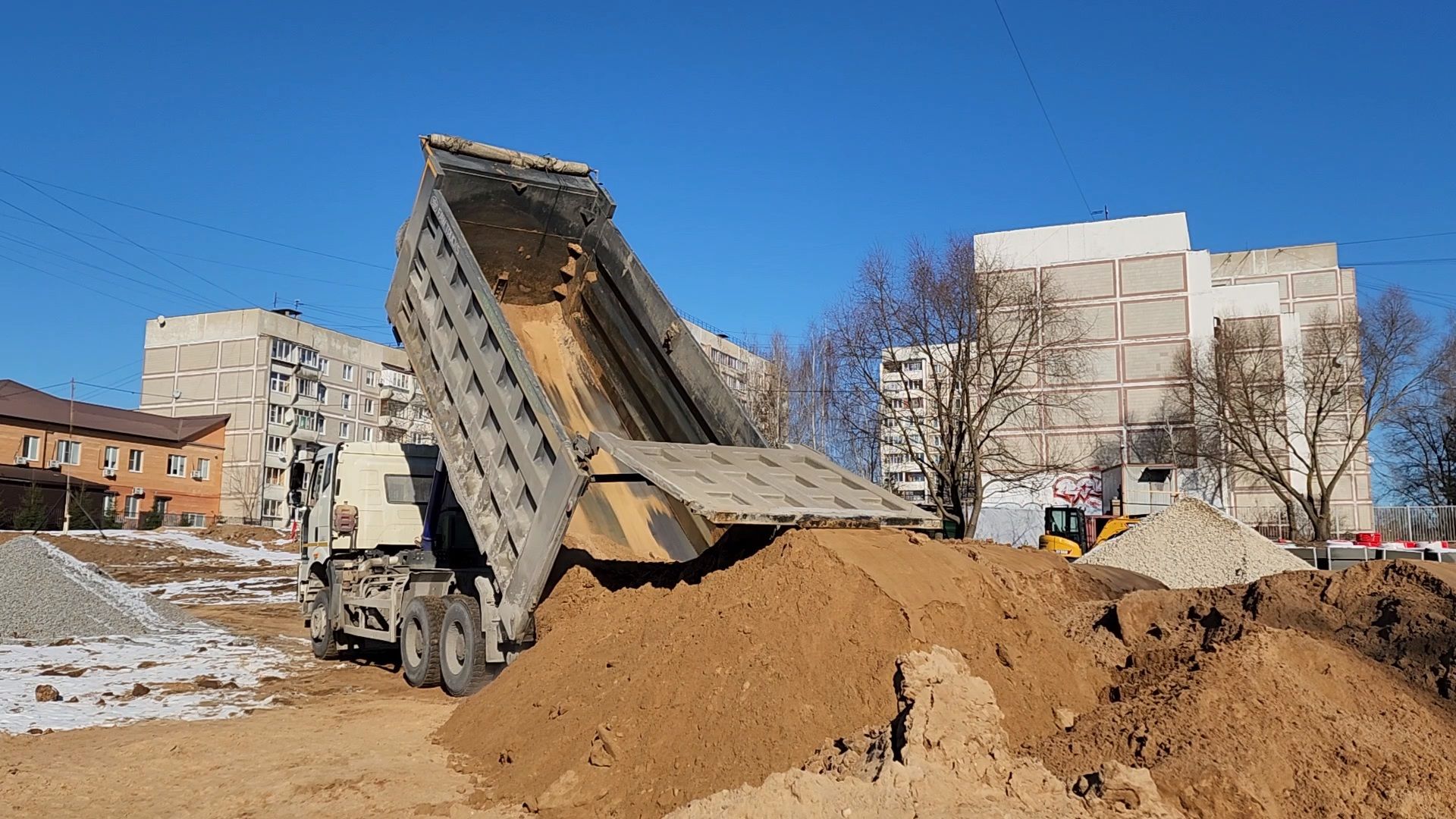 Чехов, улица Береговая, набережная реки Теребенка, благоустройство, обновление, реконструкция, завоз сыпучих материалов, самосвалы, спецтехника, пешеходные дорожки, основания для дорожек и тропинок, песок, щебень, бордюры, госпрограмма московской области, формирование комфортной городской среды, вертикалки,