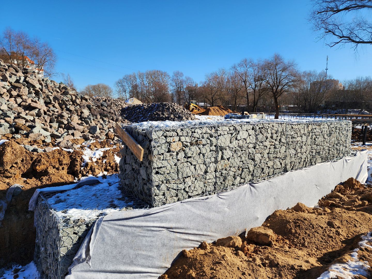 Чехов, улица Береговая, набережная реки Теребенка, благоустройство, обновление, реконструкция, завоз сыпучих материалов, самосвалы, спецтехника, пешеходные дорожки, основания для дорожек и тропинок, песок, щебень, бордюры, госпрограмма московской области, формирование комфортной городской среды, вертикалки,