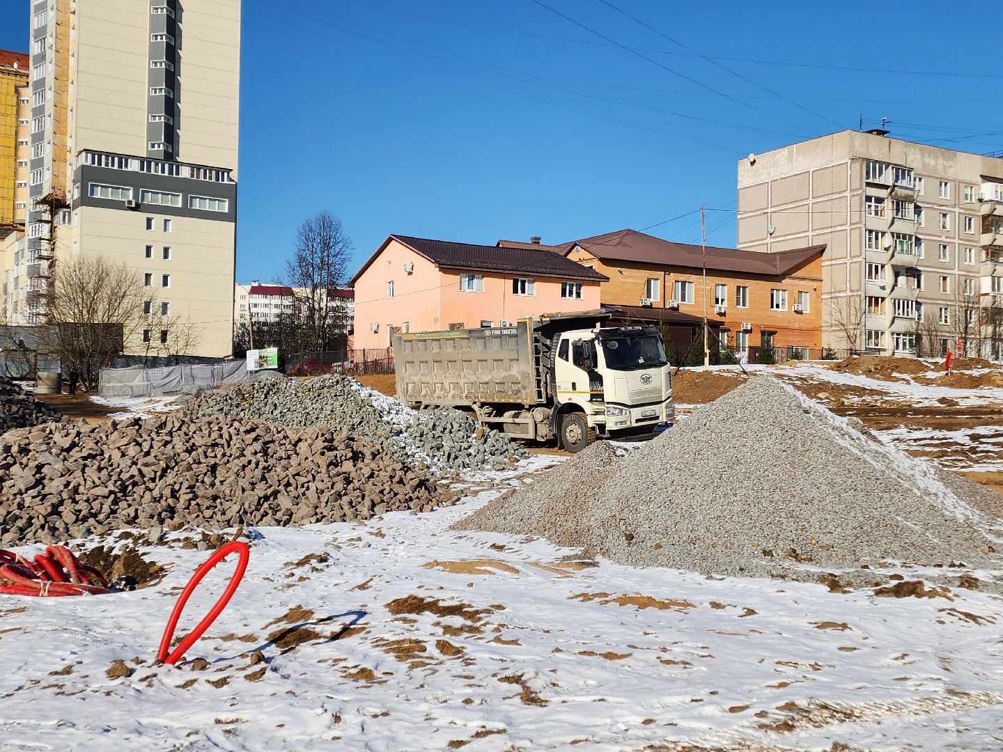 Чехов, улица Береговая, набережная реки Теребенка, благоустройство, обновление, реконструкция, завоз сыпучих материалов, самосвалы, спецтехника, пешеходные дорожки, основания для дорожек и тропинок, песок, щебень, бордюры, госпрограмма московской области, формирование комфортной городской среды, вертикалки,