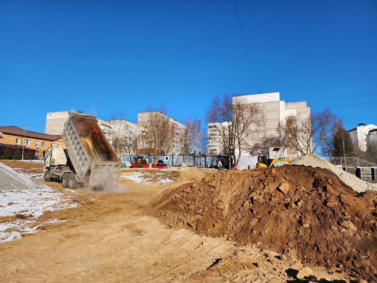 Чехов, улица Береговая, набережная реки Теребенка, благоустройство, обновление, реконструкция, завоз сыпучих материалов, самосвалы, спецтехника, пешеходные дорожки, основания для дорожек и тропинок, песок, щебень, бордюры, госпрограмма московской области, формирование комфортной городской среды, вертикалки,