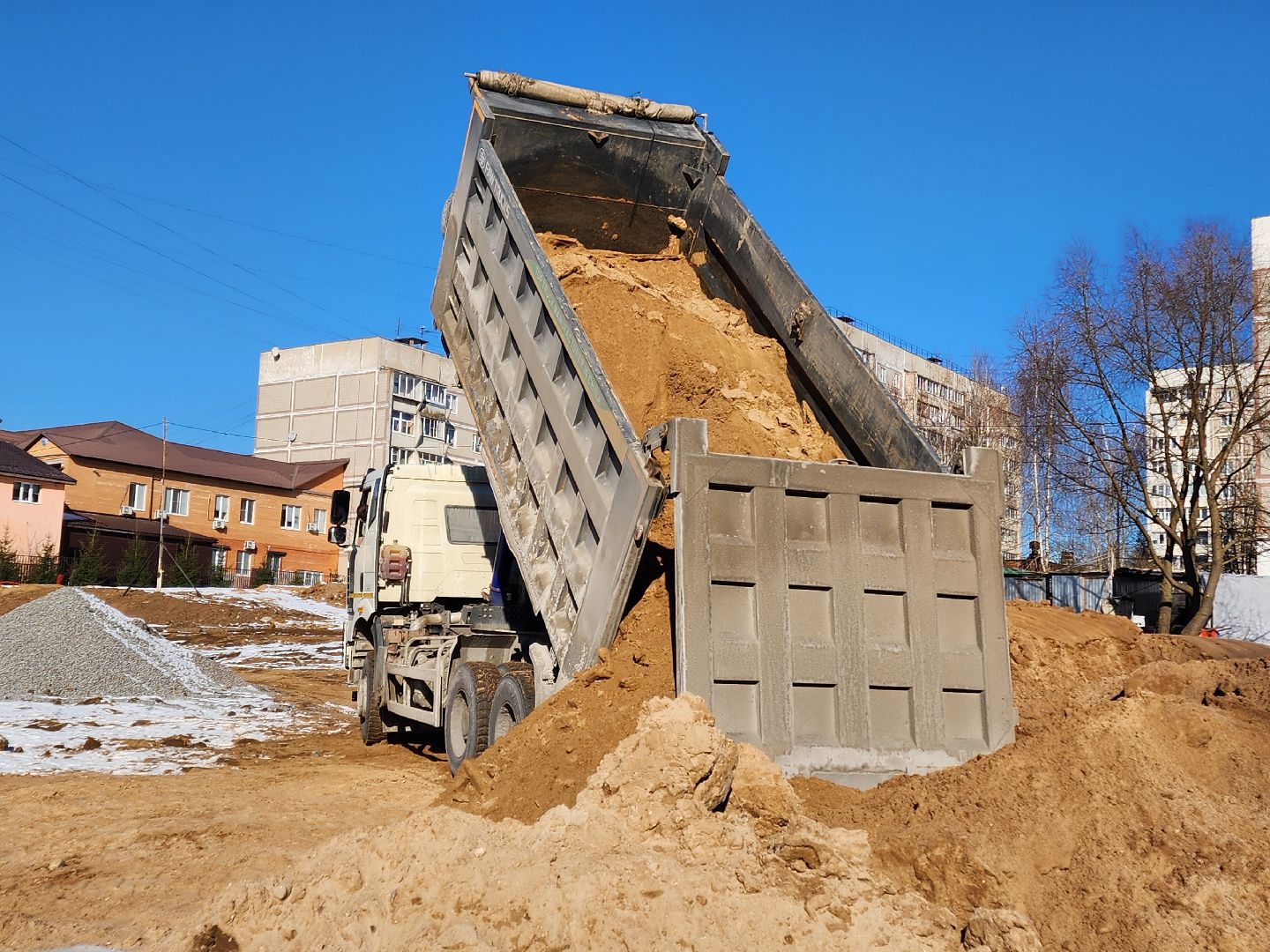 Чехов, улица Береговая, набережная реки Теребенка, благоустройство, обновление, реконструкция, завоз сыпучих материалов, самосвалы, спецтехника, пешеходные дорожки, основания для дорожек и тропинок, песок, щебень, бордюры, госпрограмма московской области, формирование комфортной городской среды, вертикалки,