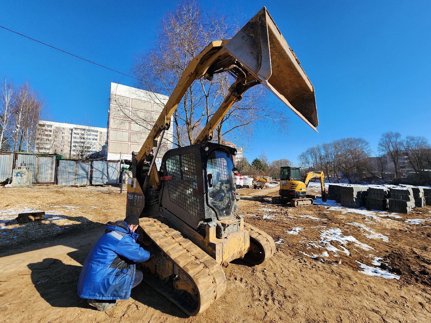 Чехов, улица Береговая, набережная реки Теребенка, благоустройство, обновление, реконструкция, завоз сыпучих материалов, самосвалы, спецтехника, пешеходные дорожки, основания для дорожек и тропинок, песок, щебень, бордюры, госпрограмма московской области, формирование комфортной городской среды, вертикалки,