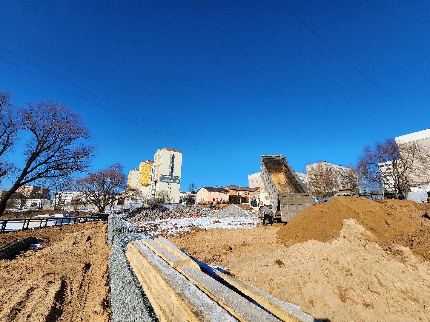 Чехов, улица Береговая, набережная реки Теребенка, благоустройство, обновление, реконструкция, завоз сыпучих материалов, самосвалы, спецтехника, пешеходные дорожки, основания для дорожек и тропинок, песок, щебень, бордюры, госпрограмма московской области, формирование комфортной городской среды, вертикалки,