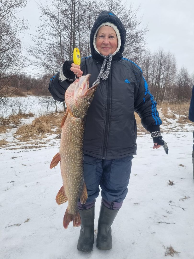женщина-рыбачка, серебряные пруды, супер улов, щука,