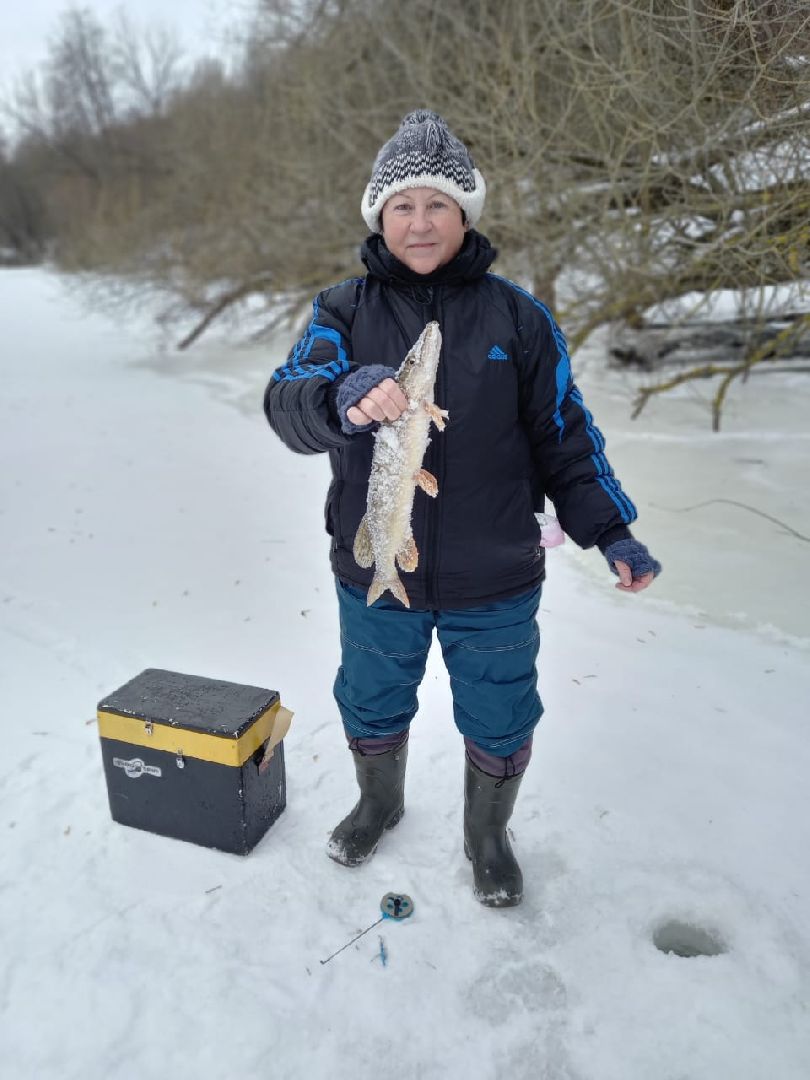 женщина-рыбачка, серебряные пруды, супер улов, щука,