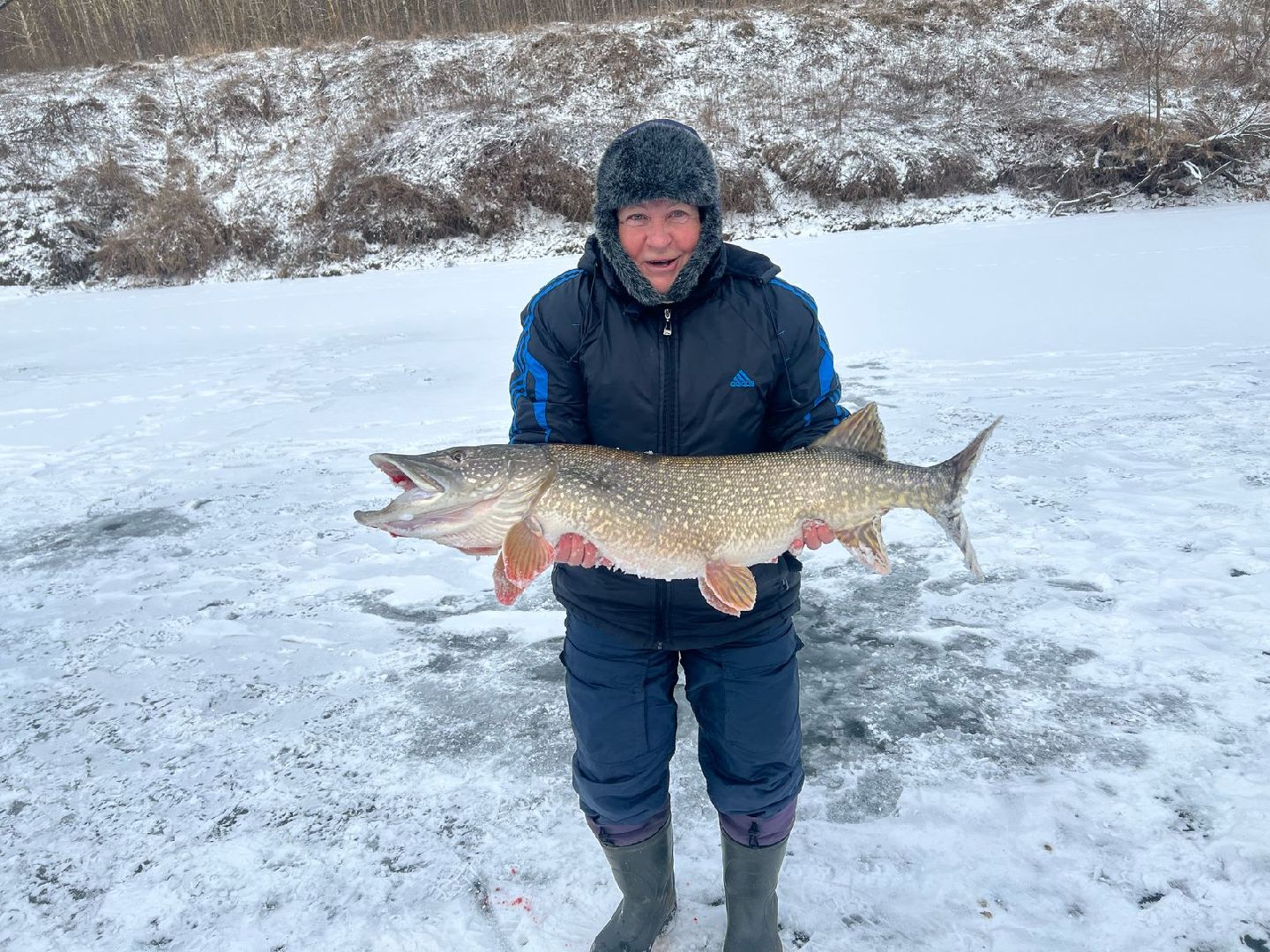 женщина-рыбачка, серебряные пруды, супер улов, щука,