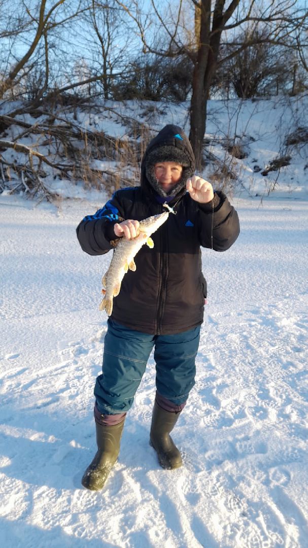 женщина-рыбачка, серебряные пруды, супер улов, щука,