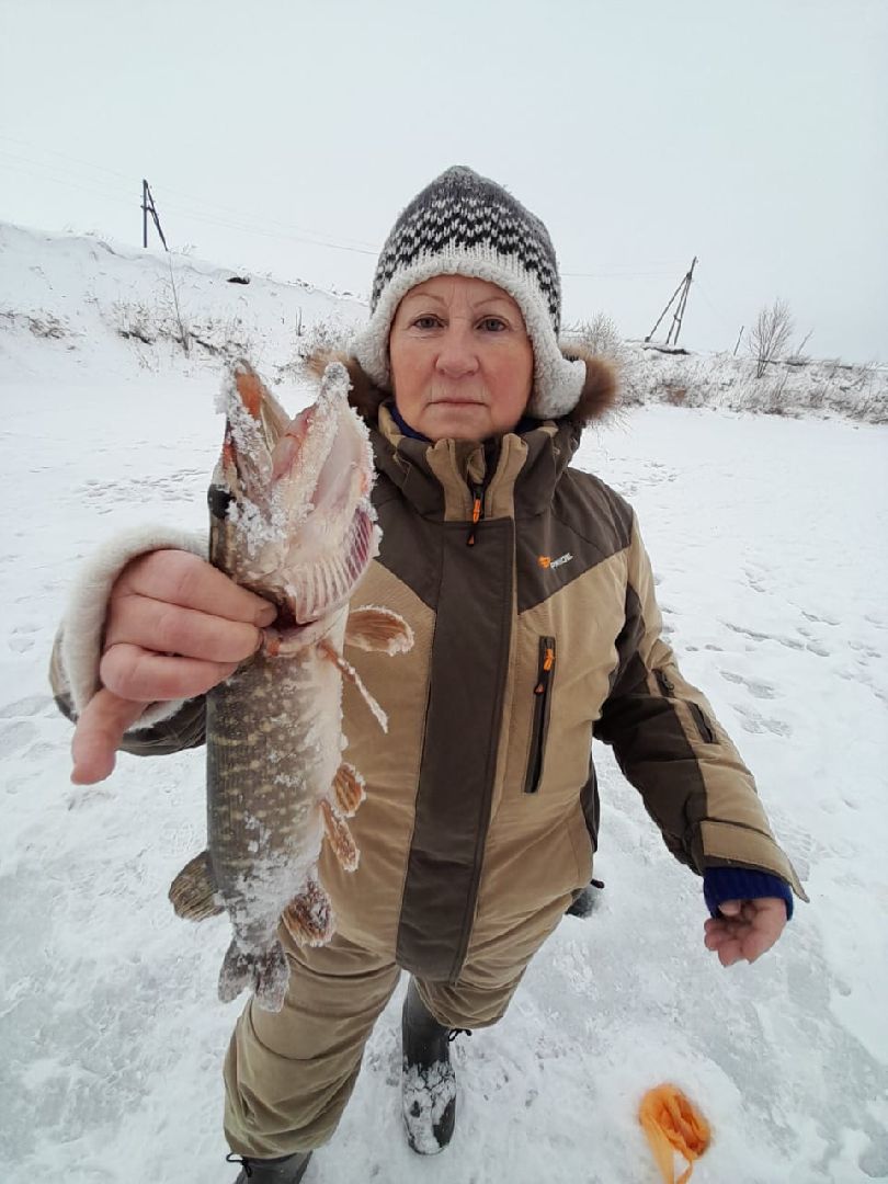 женщина-рыбачка, серебряные пруды, супер улов, щука,