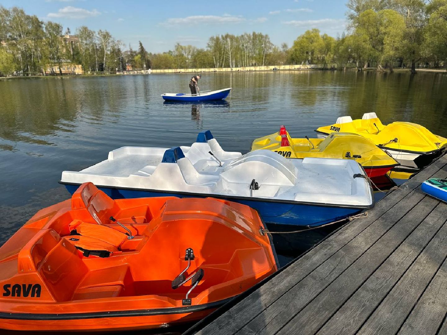 Реутов, Фабричный пруд, катер, катамаран, лодка, вода