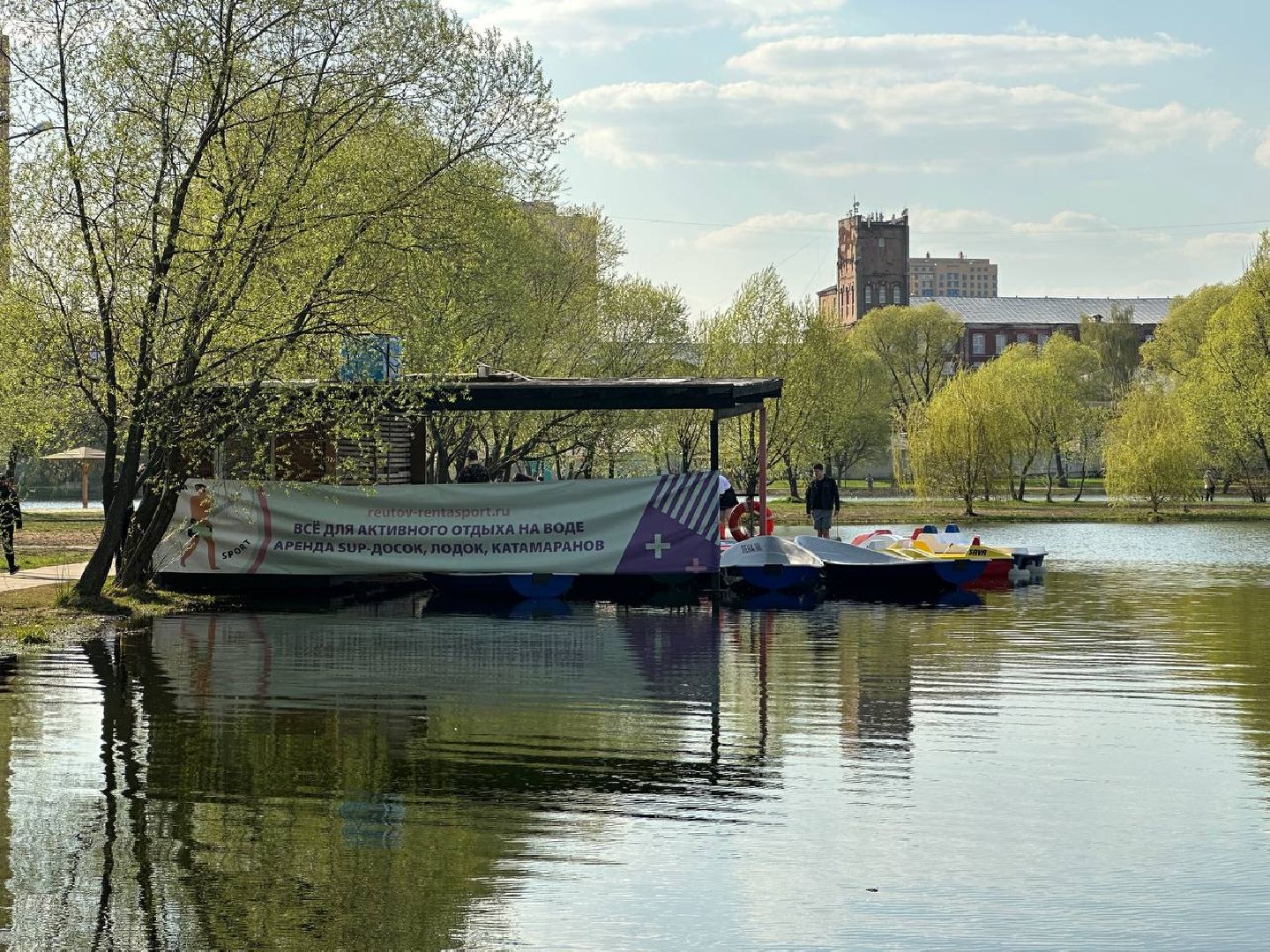Реутов, Фабричный пруд, катер, катамаран, лодка, вода