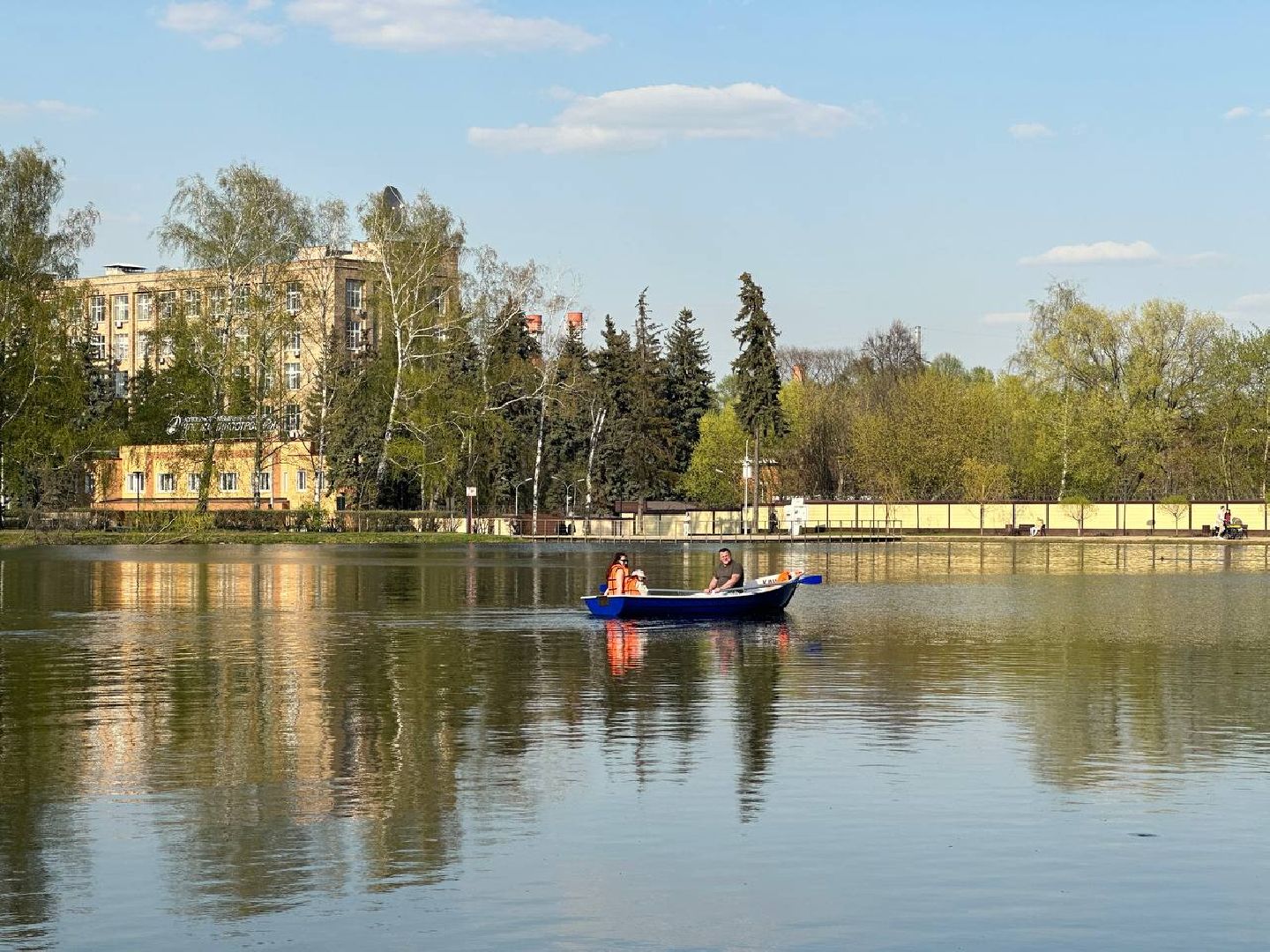 Реутов, Фабричный пруд, катер, катамаран, лодка, вода