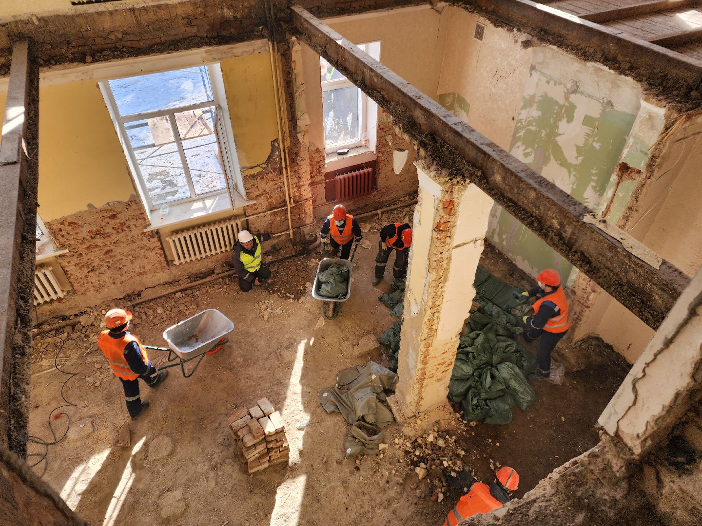 Чехов, улица Чехова 27, центр развития творчества детей и юношества, капитальный ремонт, реконструкция, обновление, демонтажные работы, удаление старых покрытий и конструкций, полы стены потолки, госпрограмма московской области,строительство и капремонт социальных объектов,