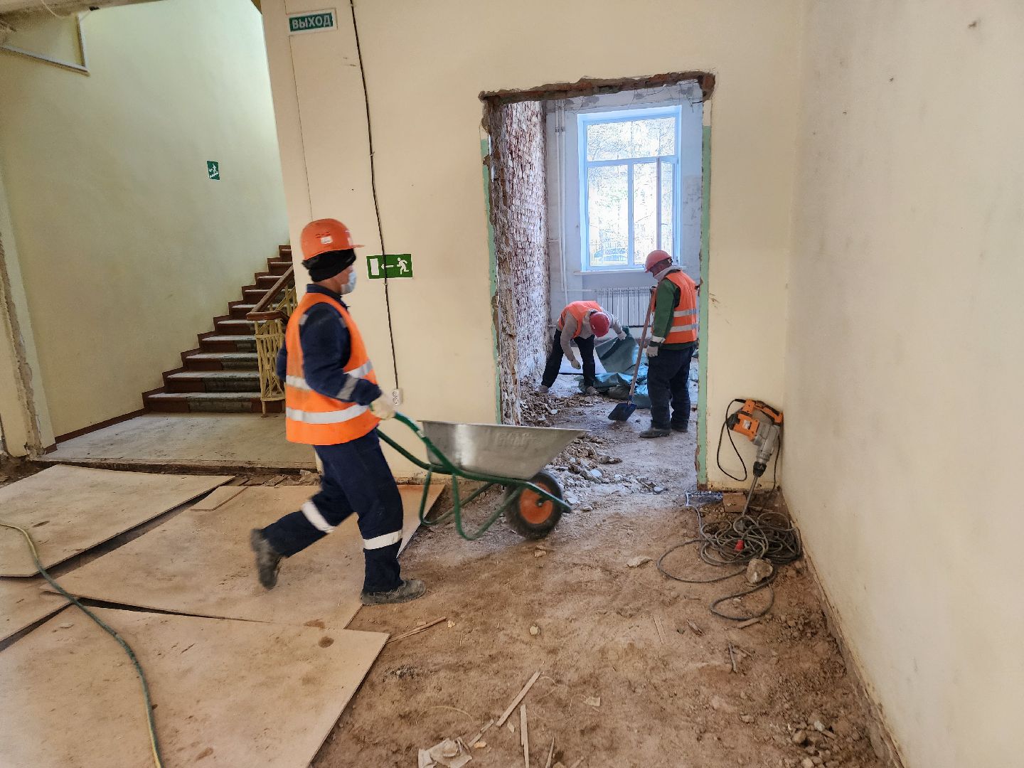 Чехов, улица Чехова 27, центр развития творчества детей и юношества, капитальный ремонт, реконструкция, обновление, демонтажные работы, удаление старых покрытий и конструкций, полы стены потолки, госпрограмма московской области,строительство и капремонт социальных объектов,