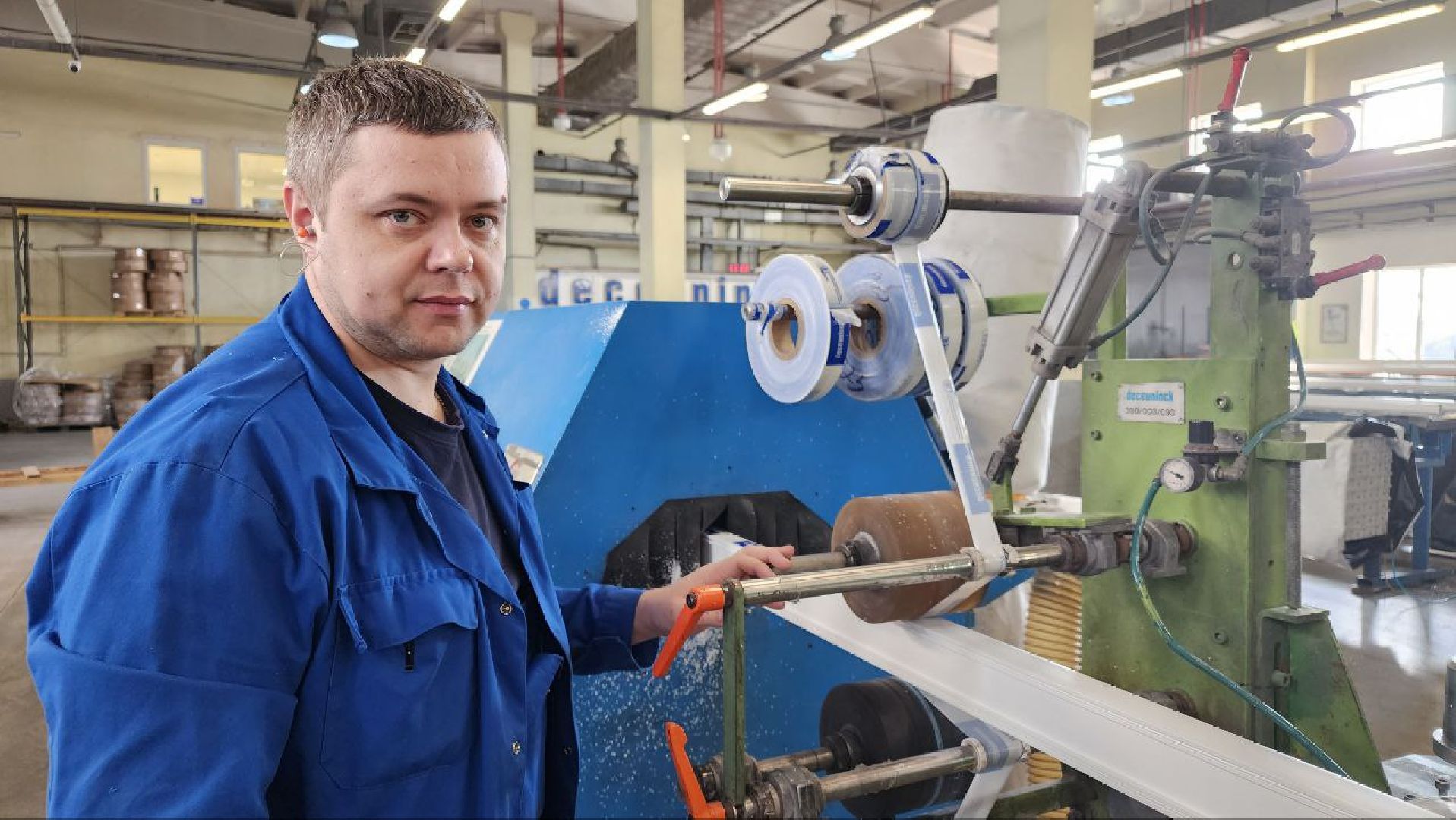 экономика, кадры, завод по производству оконного профиля,