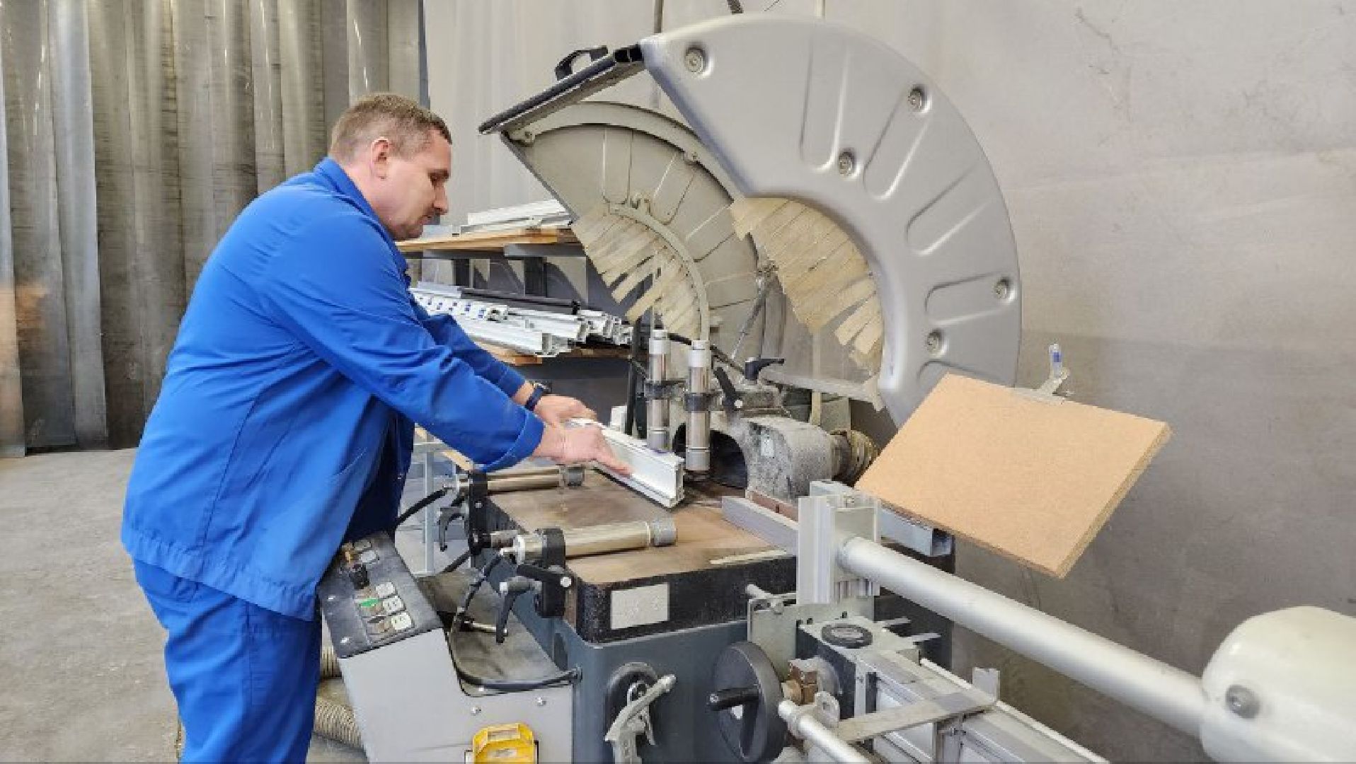 экономика, кадры, завод по производству оконного профиля,