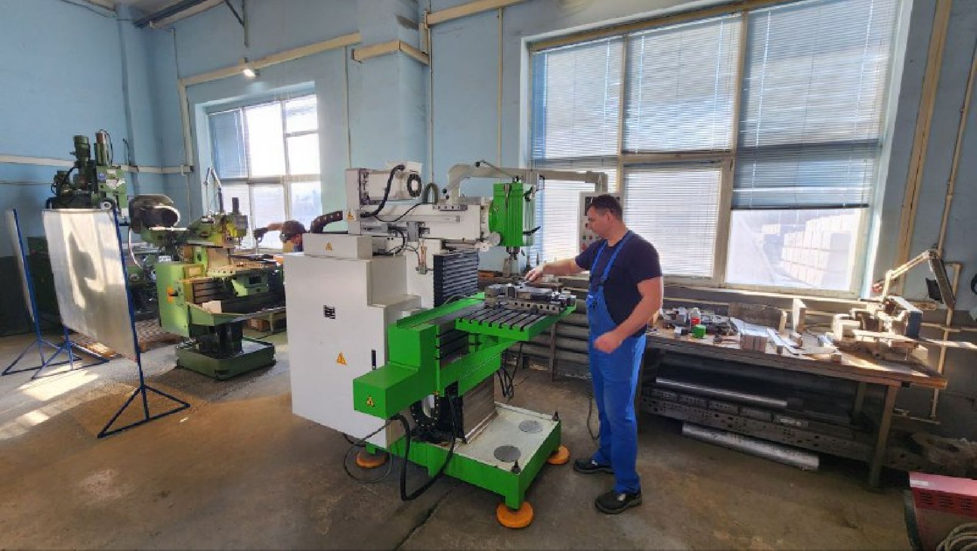 экономика, кадры, завод по производству оконного профиля,