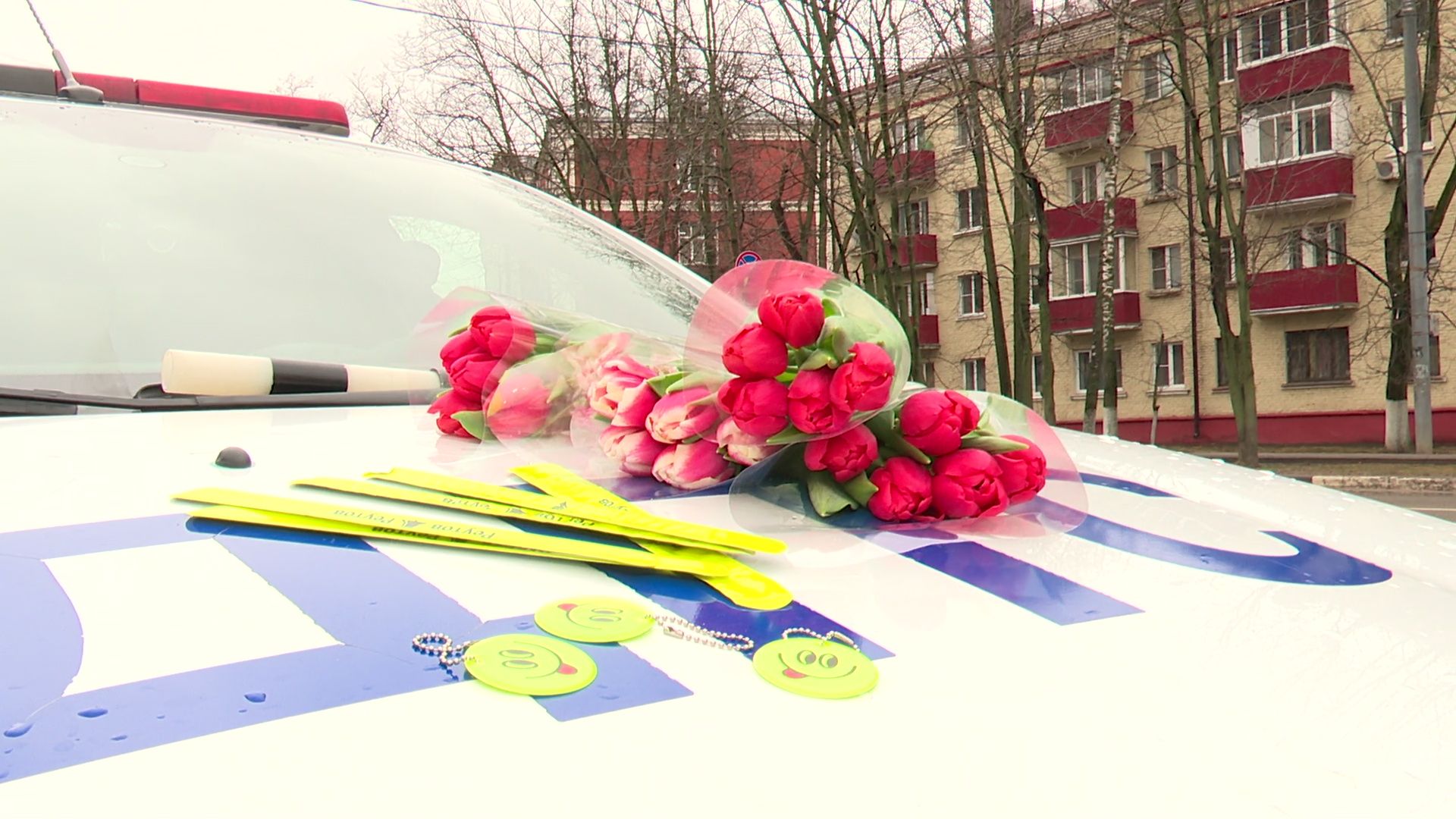 реутов, гибдд, проверка документов, цветы для автоледи, тюльпаны, 8 марта,