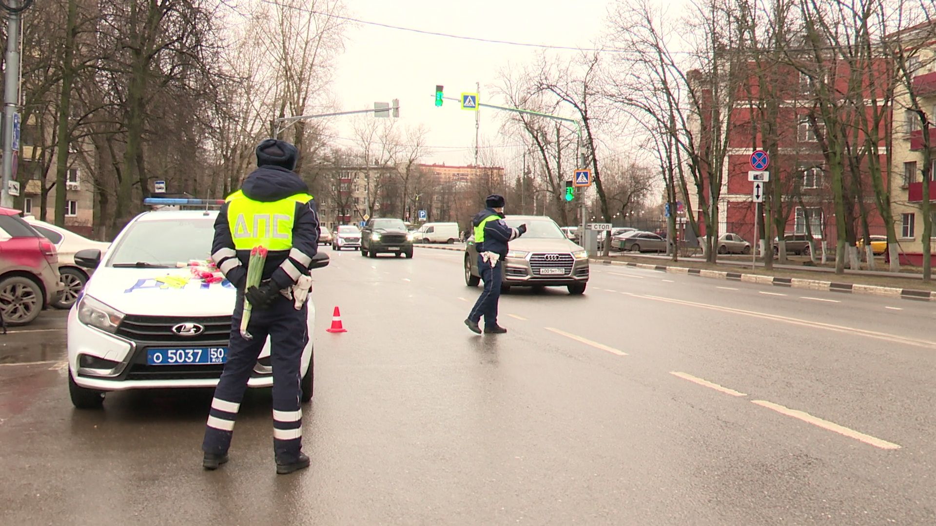 реутов, гибдд, проверка документов, цветы для автоледи, тюльпаны, 8 марта,