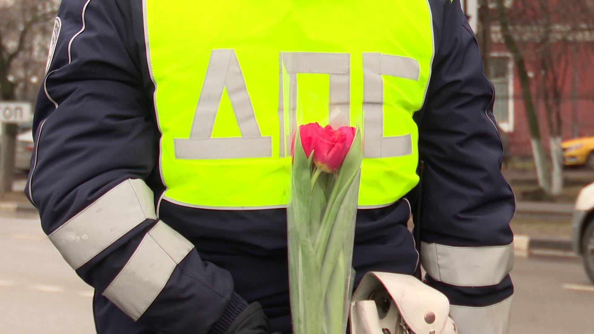 реутов, гибдд, проверка документов, цветы для автоледи, тюльпаны, 8 марта,