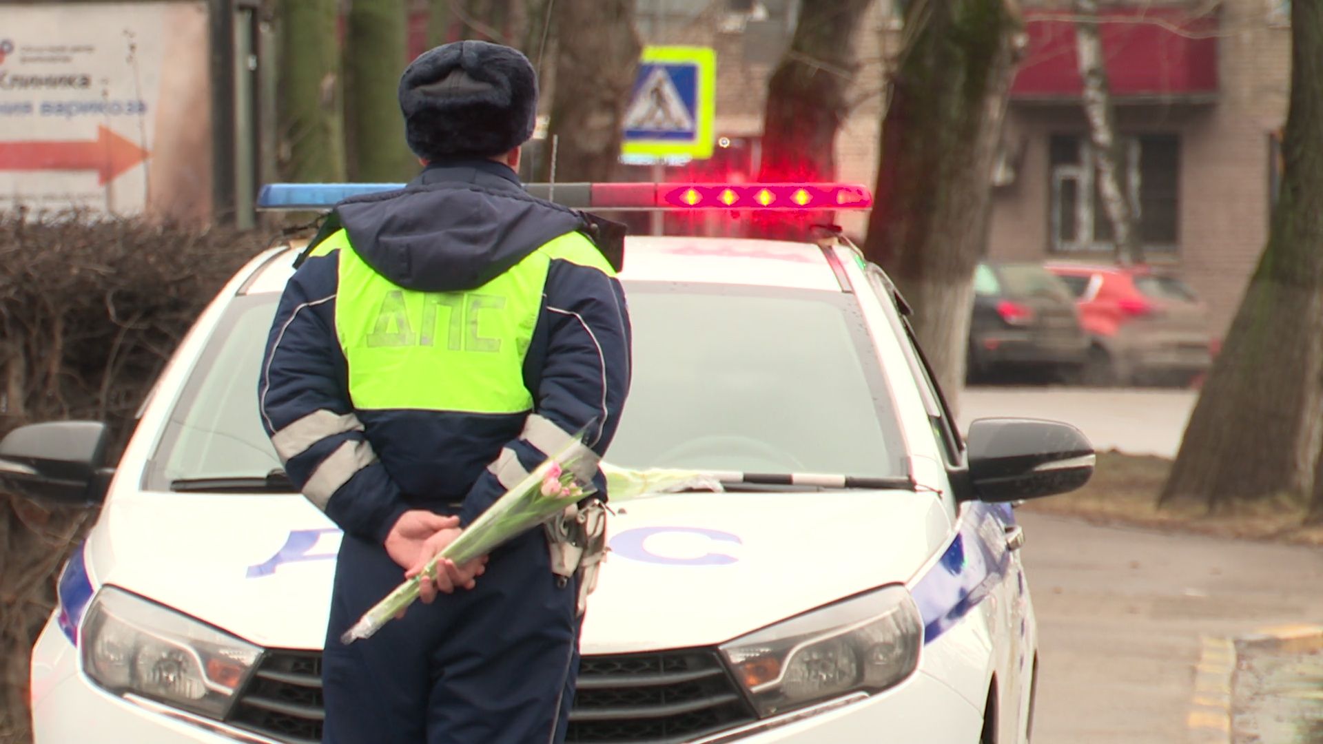 реутов, гибдд, проверка документов, цветы для автоледи, тюльпаны, 8 марта,