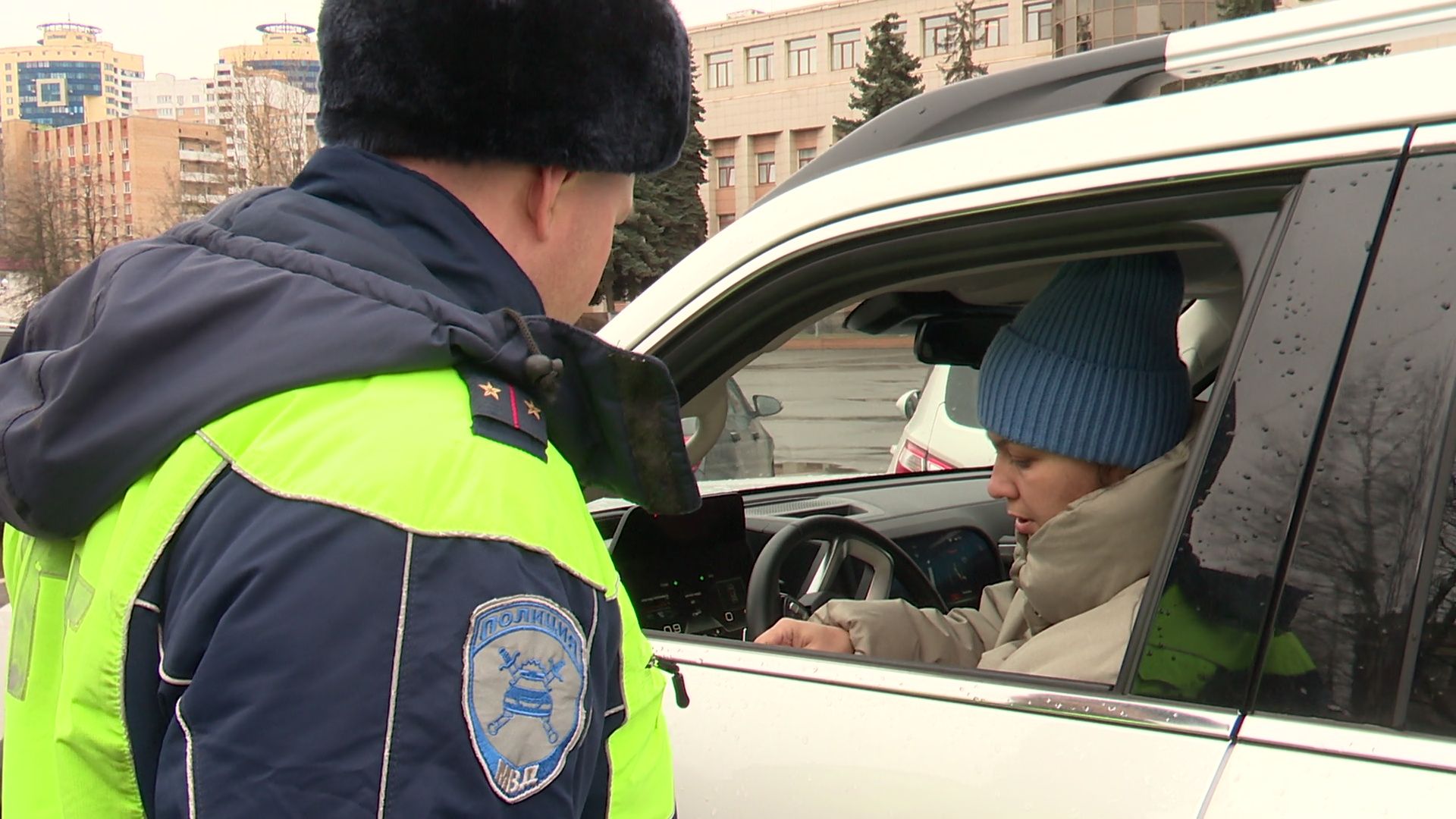 реутов, гибдд, проверка документов, цветы для автоледи, тюльпаны, 8 марта,