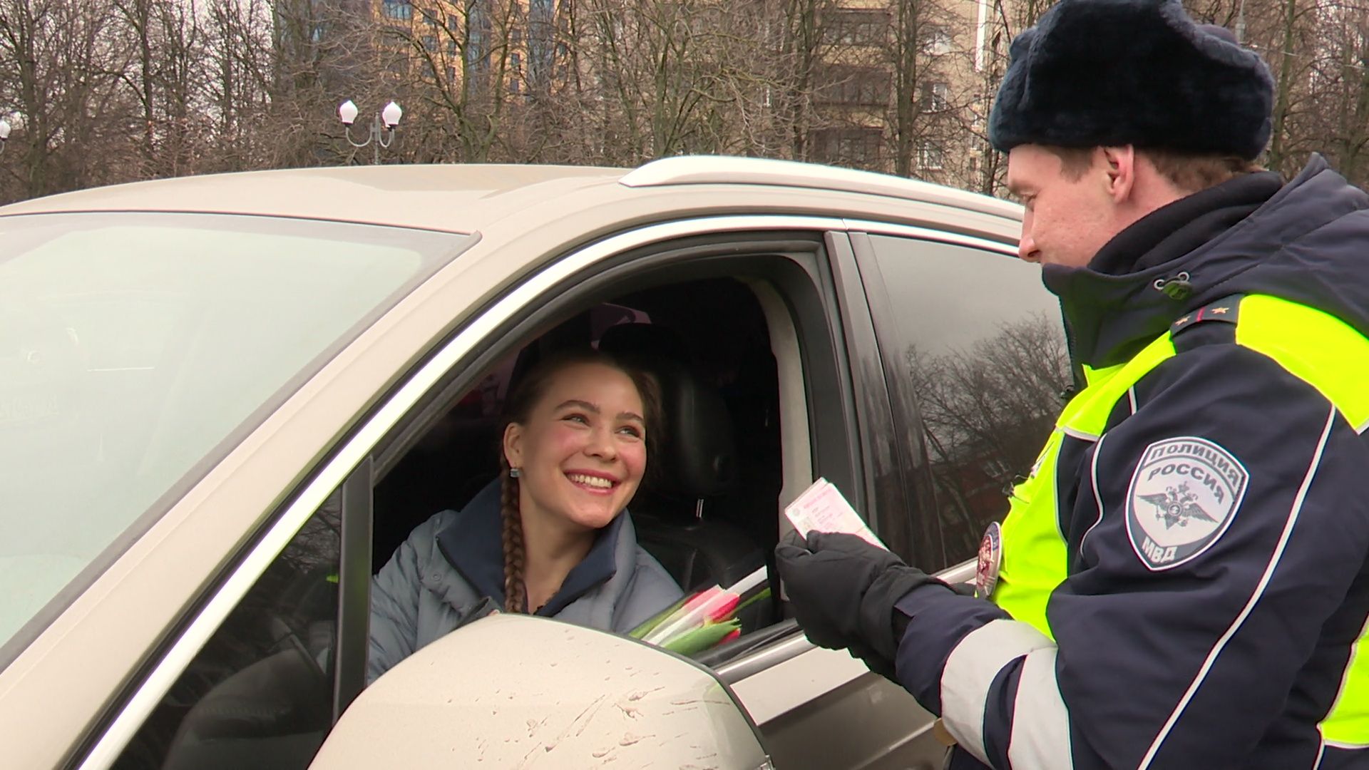реутов, гибдд, проверка документов, цветы для автоледи, тюльпаны, 8 марта,
