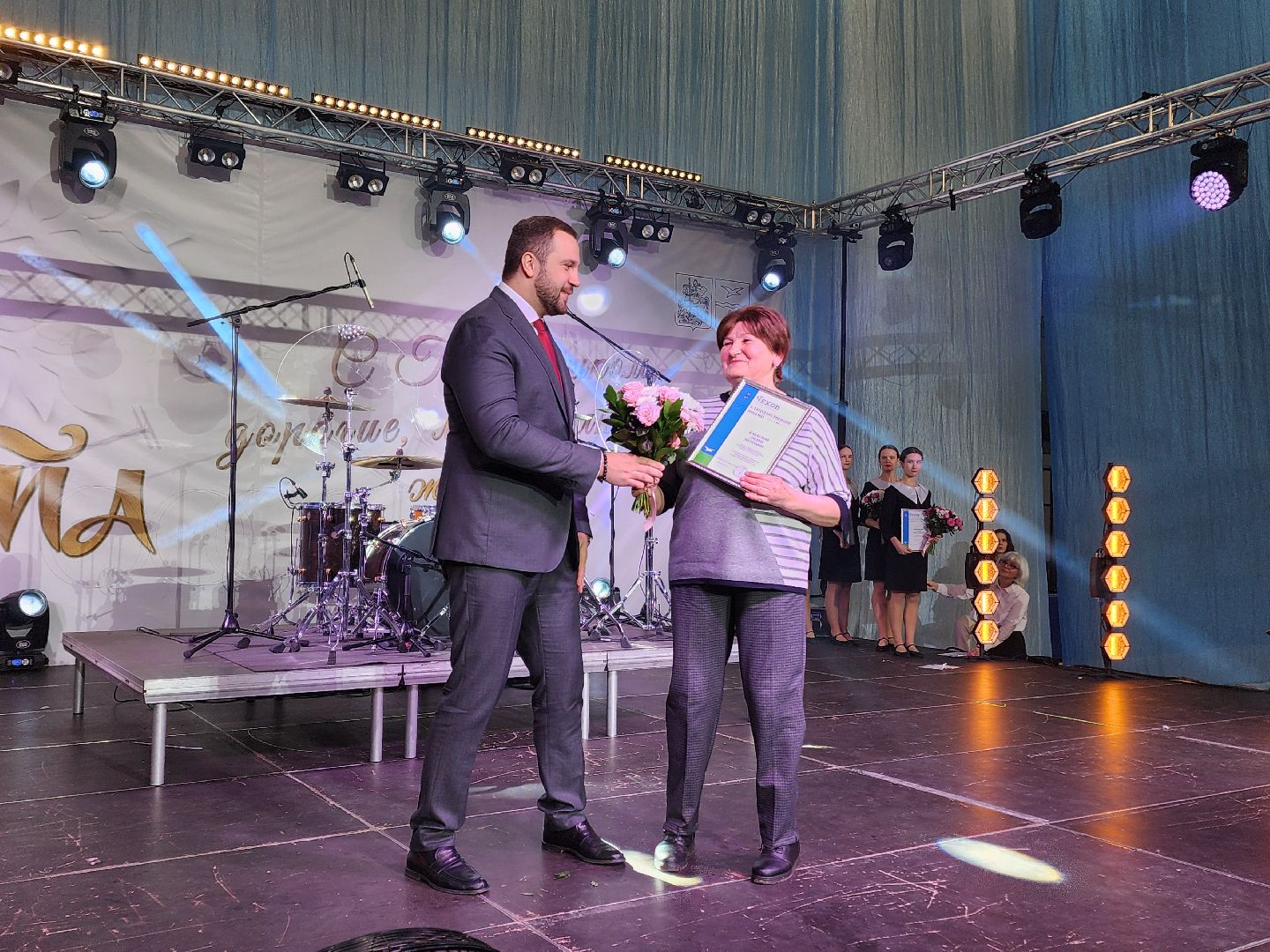 Чехов, дворец спорта олимпийский, 8 Марта, международный женский день, праздник, мероприятие, награждение, почетные грамоты, благодарственные письма, памятные знаки, глава округа михаил собакин,