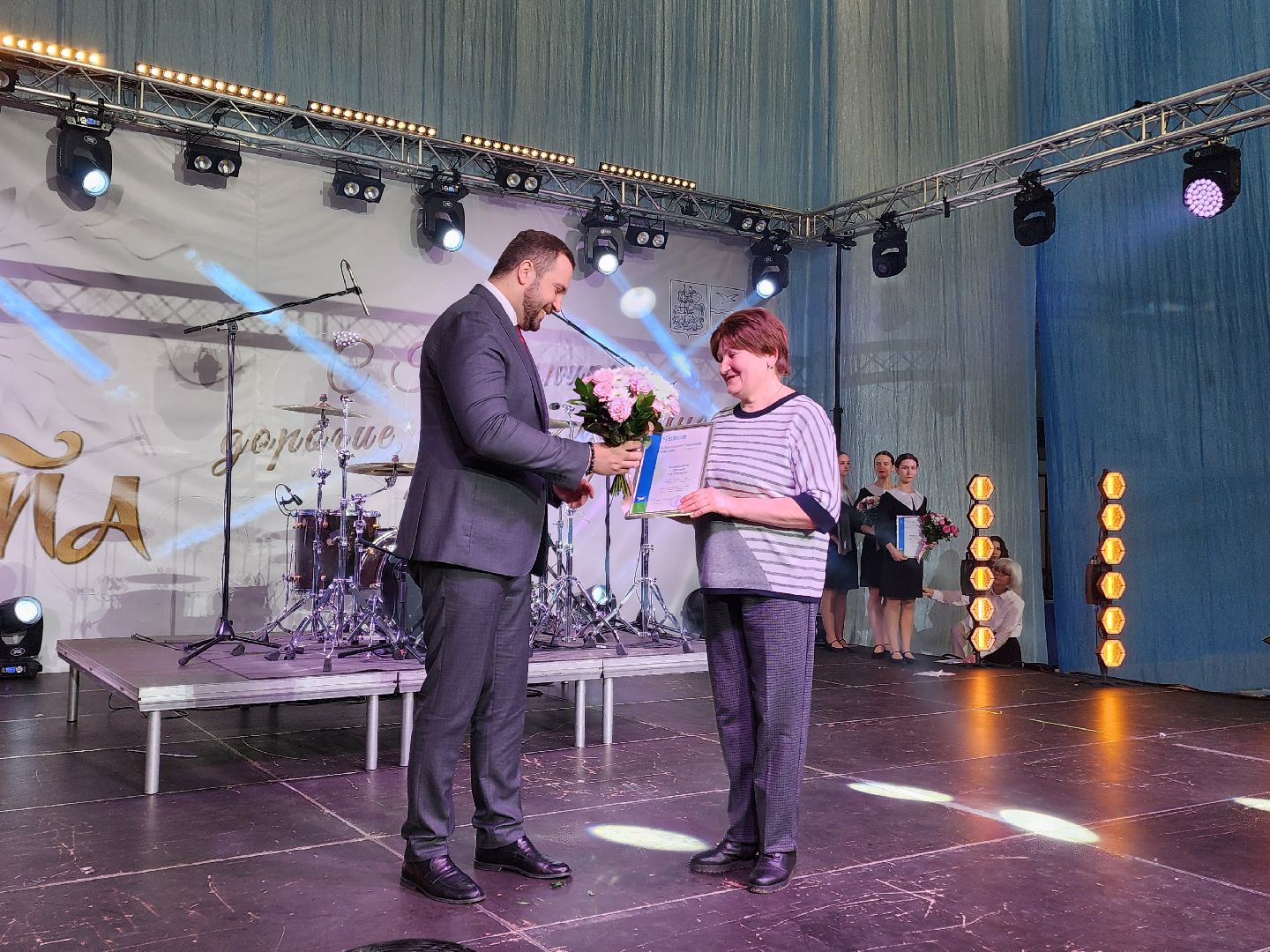 Чехов, дворец спорта олимпийский, 8 Марта, международный женский день, праздник, мероприятие, награждение, почетные грамоты, благодарственные письма, памятные знаки, глава округа михаил собакин,