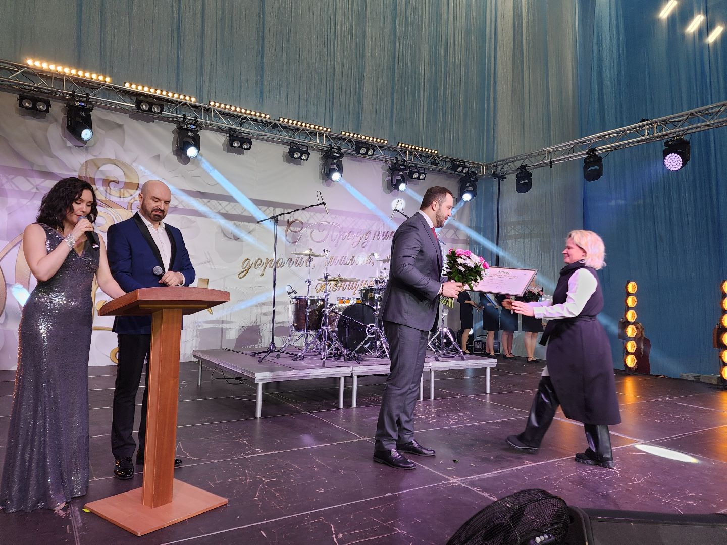 Чехов, дворец спорта олимпийский, 8 Марта, международный женский день, праздник, мероприятие, награждение, почетные грамоты, благодарственные письма, памятные знаки, глава округа михаил собакин,