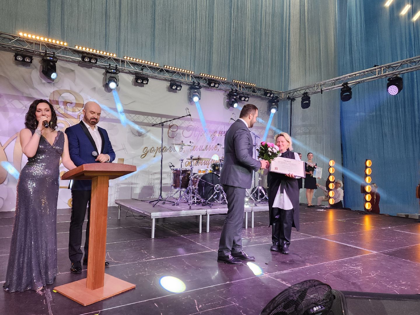 Чехов, дворец спорта олимпийский, 8 Марта, международный женский день, праздник, мероприятие, награждение, почетные грамоты, благодарственные письма, памятные знаки, глава округа михаил собакин,