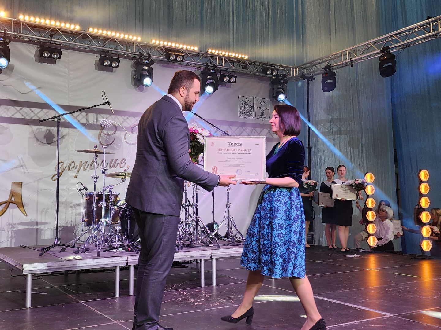 Чехов, дворец спорта олимпийский, 8 Марта, международный женский день, праздник, мероприятие, награждение, почетные грамоты, благодарственные письма, памятные знаки, глава округа михаил собакин,