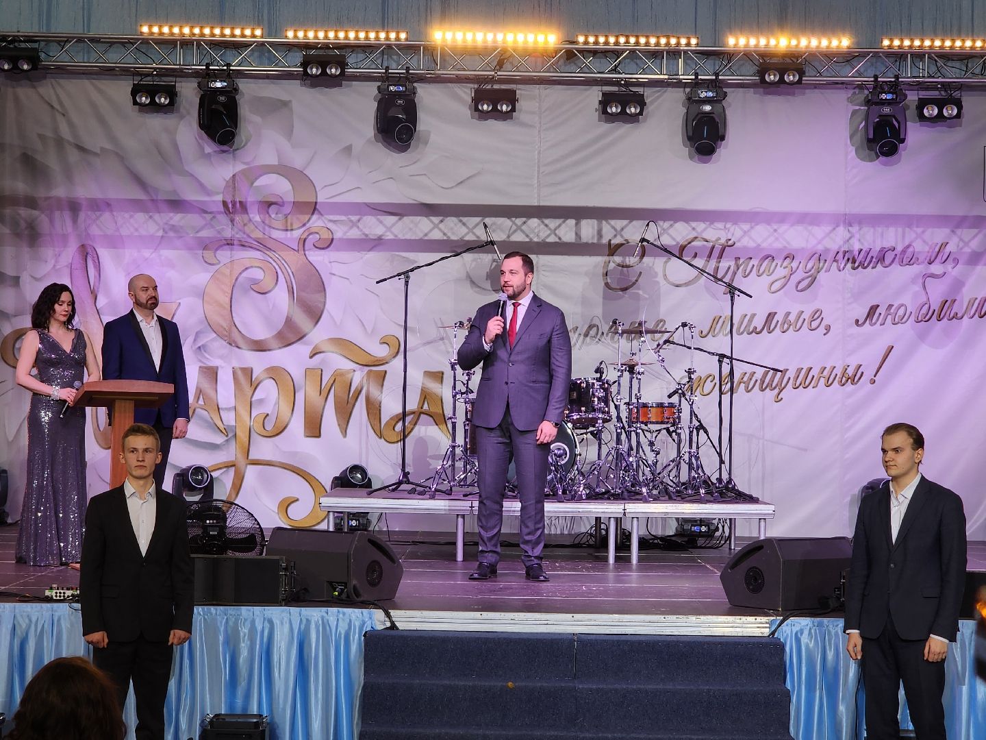 Чехов, дворец спорта олимпийский, 8 Марта, международный женский день, праздник, мероприятие, награждение, почетные грамоты, благодарственные письма, памятные знаки, глава округа михаил собакин,