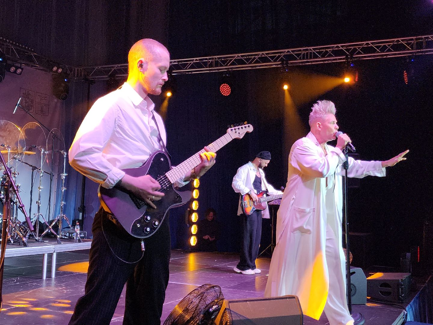 Чехов, дворец спорта Олимпийский, 8 Марта, Международный женский день, праздничный концерт, мероприятие, ансамбль танца Юность, вокальная студия Авангард, Митя Фомин, песни, танцы,