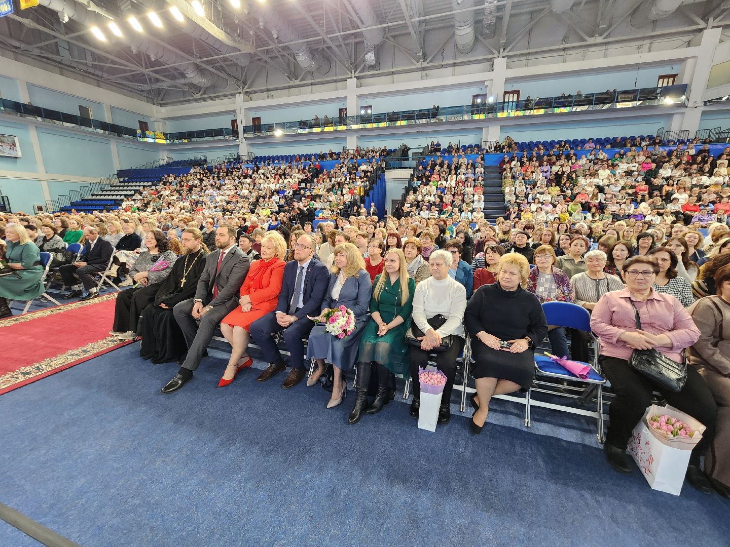 Чехов, дворец спорта Олимпийский, 8 Марта, Международный женский день, праздничный концерт, мероприятие, ансамбль танца Юность, вокальная студия Авангард, Митя Фомин, песни, танцы,
