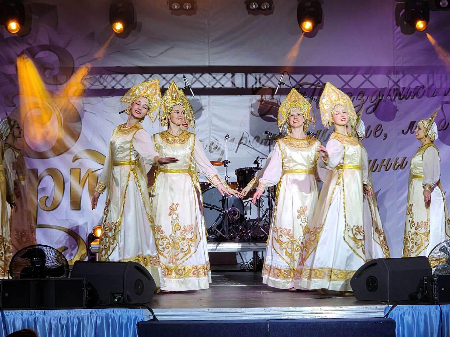 Чехов, дворец спорта Олимпийский, 8 Марта, Международный женский день, праздничный концерт, мероприятие, ансамбль танца Юность, вокальная студия Авангард, Митя Фомин, песни, танцы,