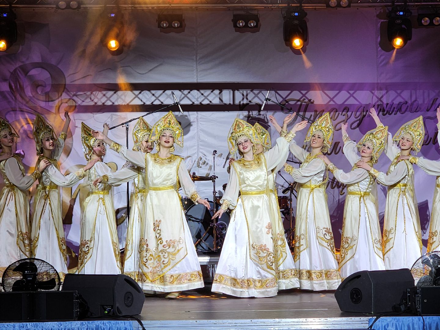 Чехов, дворец спорта Олимпийский, 8 Марта, Международный женский день, праздничный концерт, мероприятие, ансамбль танца Юность, вокальная студия Авангард, Митя Фомин, песни, танцы,