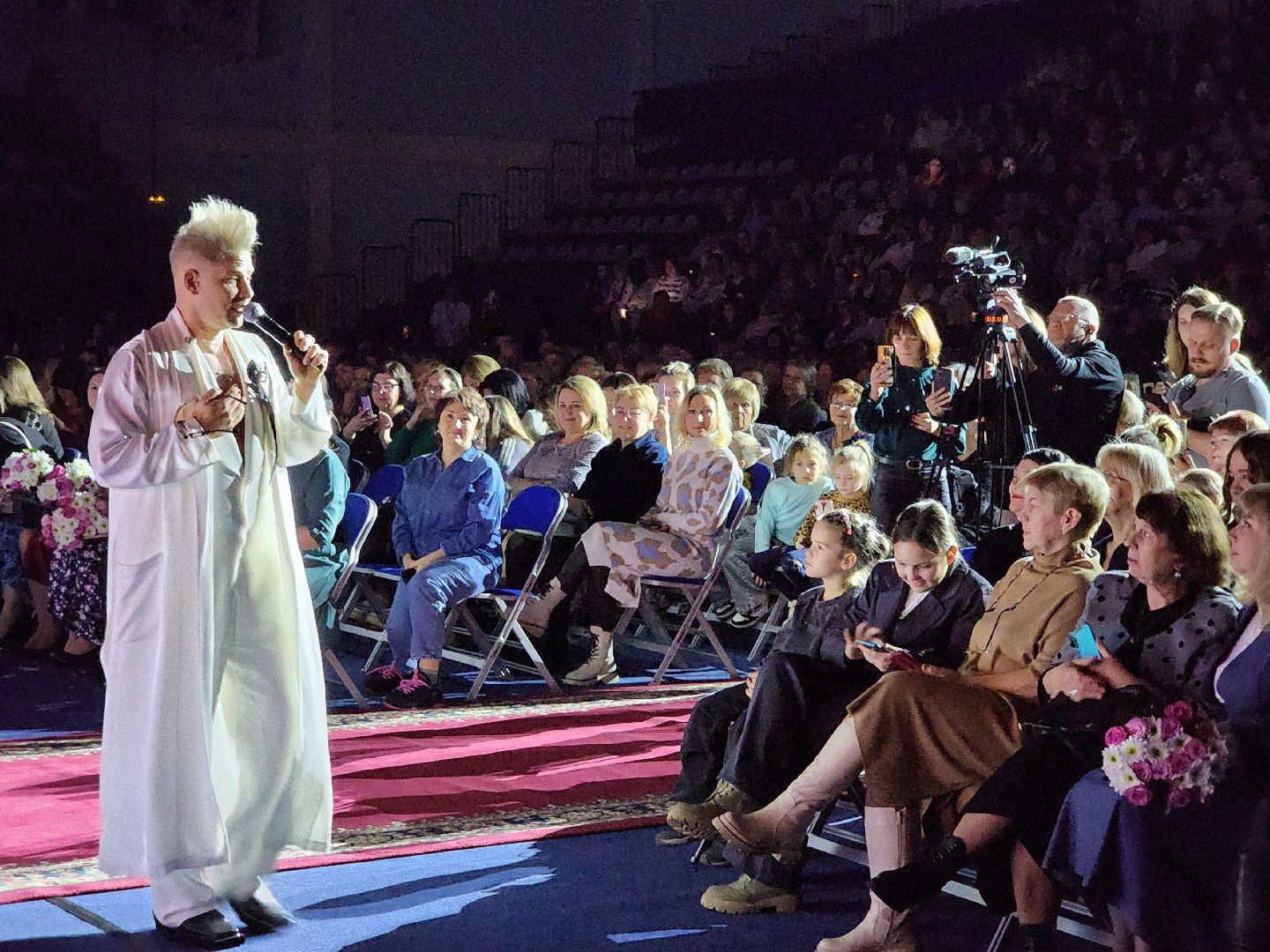 Чехов, дворец спорта Олимпийский, 8 Марта, Международный женский день, праздничный концерт, мероприятие, ансамбль танца Юность, вокальная студия Авангард, Митя Фомин, песни, танцы,