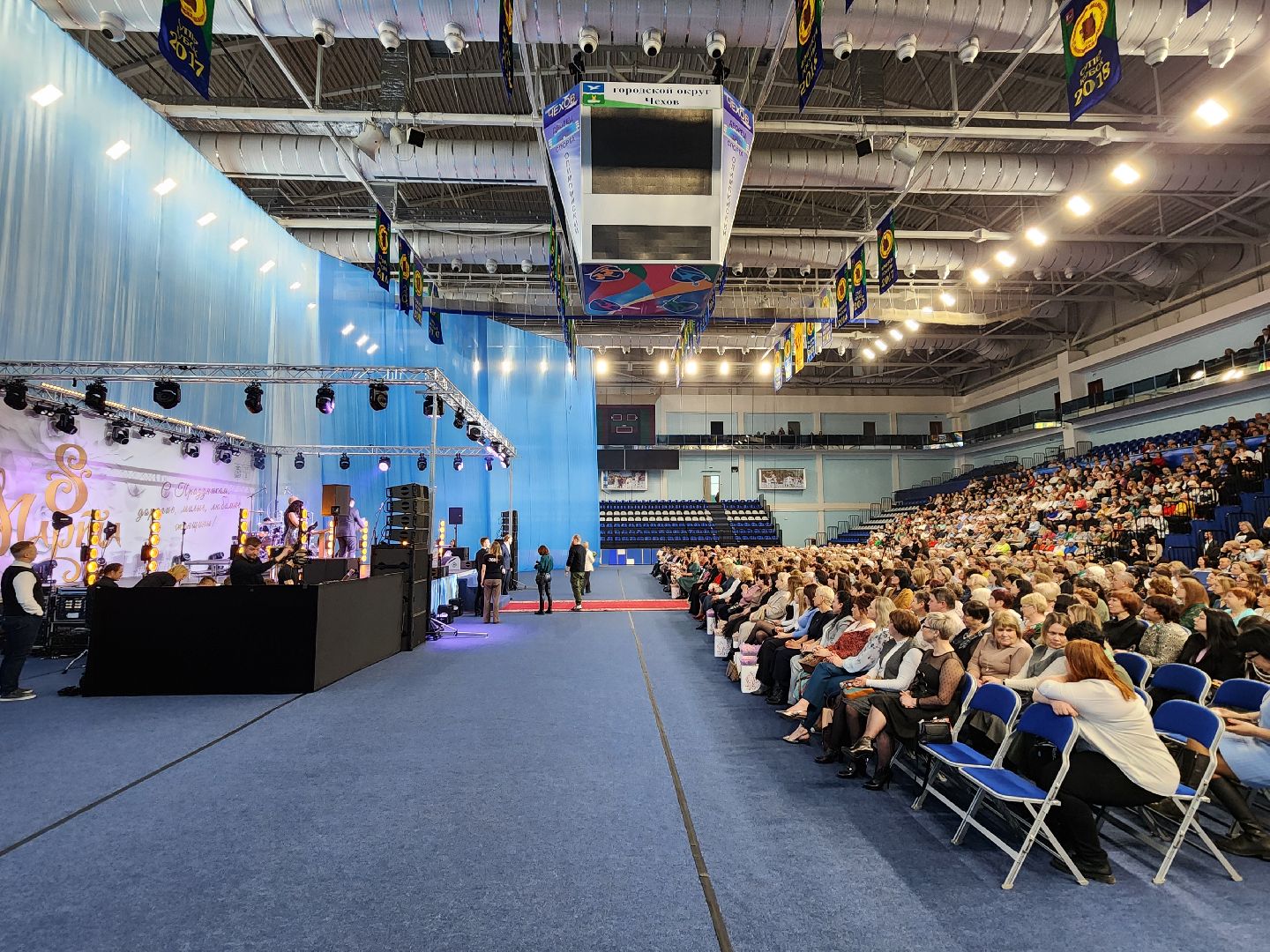 Чехов, дворец спорта Олимпийский, 8 Марта, Международный женский день, праздничный концерт, мероприятие, ансамбль танца Юность, вокальная студия Авангард, Митя Фомин, песни, танцы,